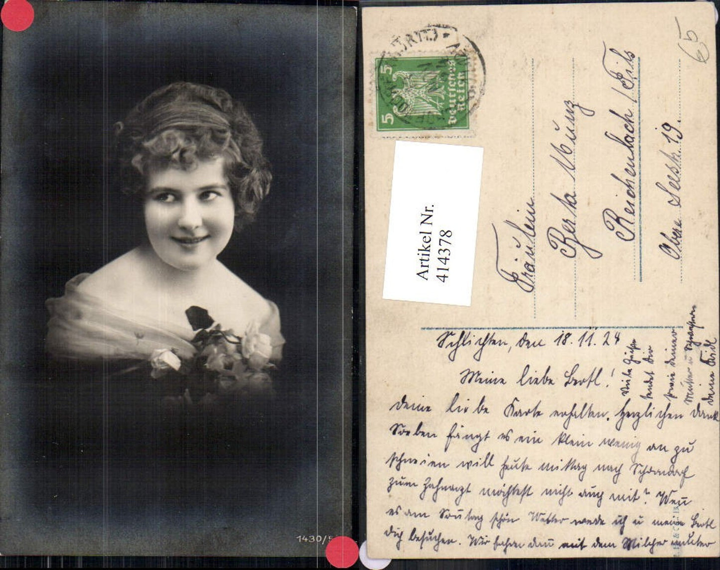 414378,Frau Haarband Rosen a. Kleid Portrait
