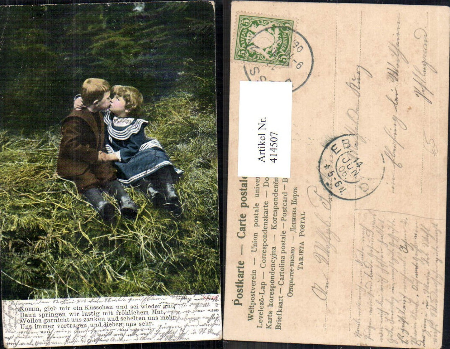 414507,Kinder in Uniform Mädchen Matrosenkleid Kuss Text