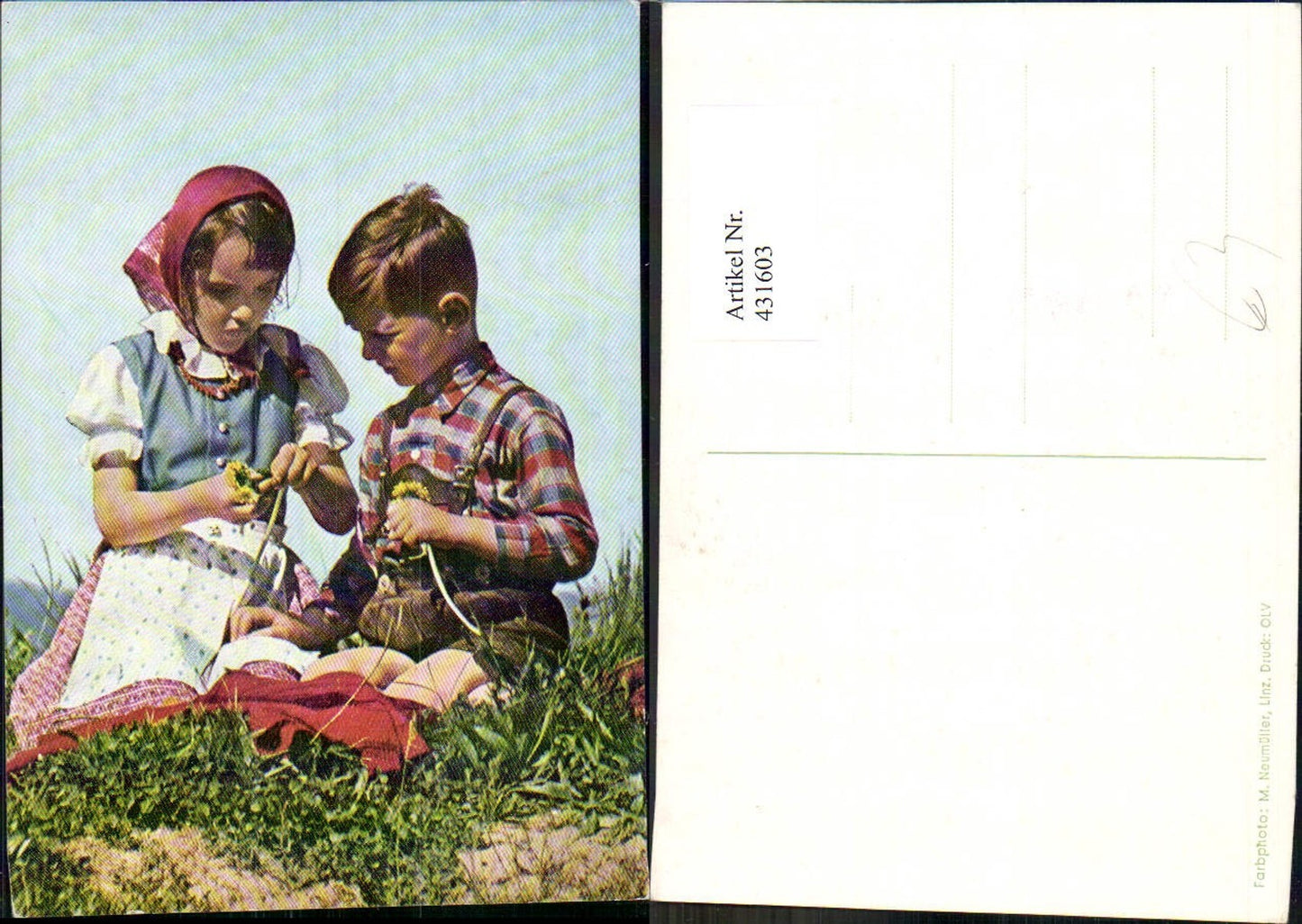 431603,Kinder i. Tracht sitzen a. Wiese Löwenzahn Blumen Kopftuch