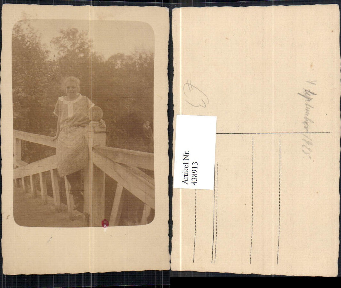 438913,Foto Ak Junge Frau sitzt a. Geländer Brücke