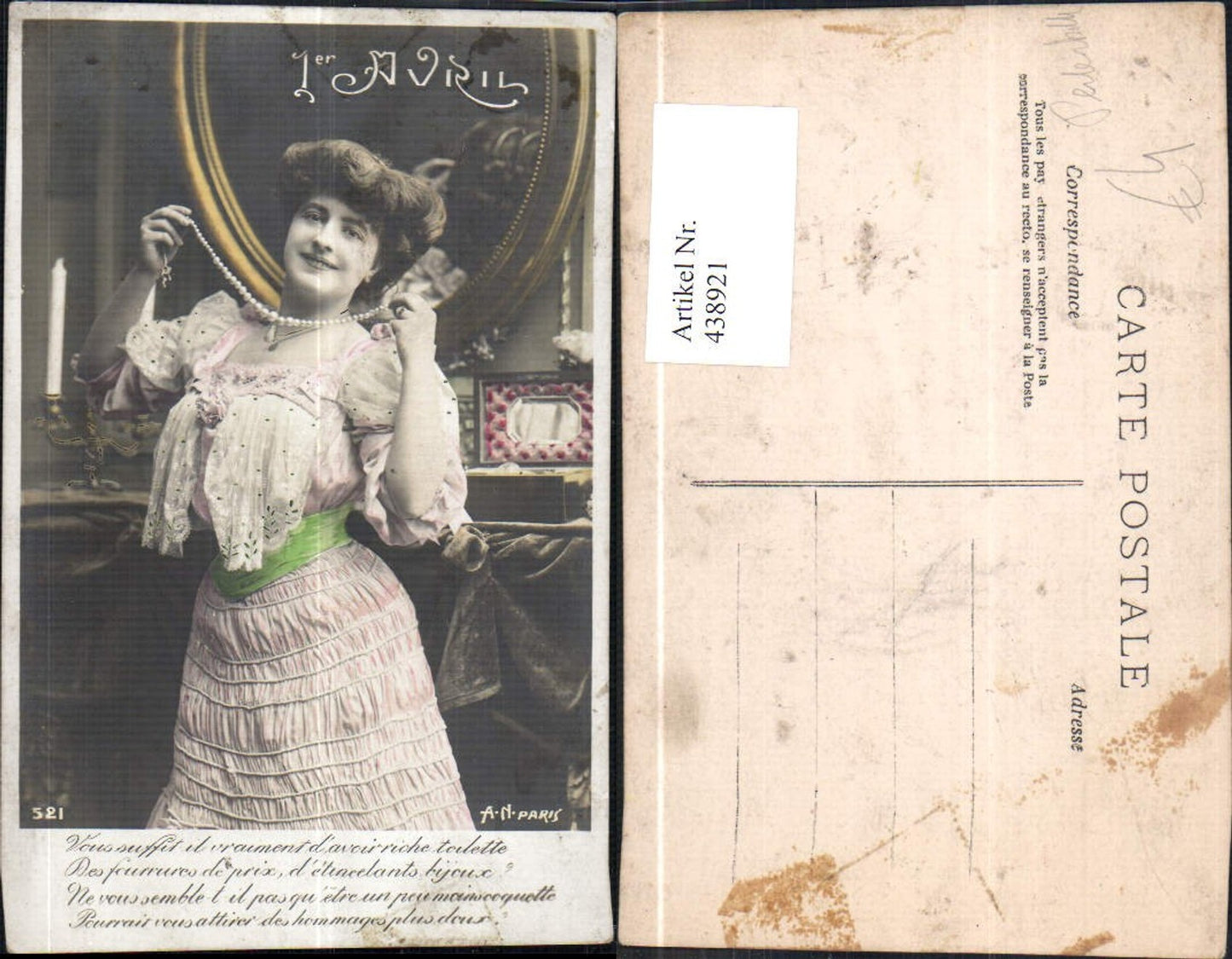 438921,Frau m. Perlenkette v. Spiegel Spruch