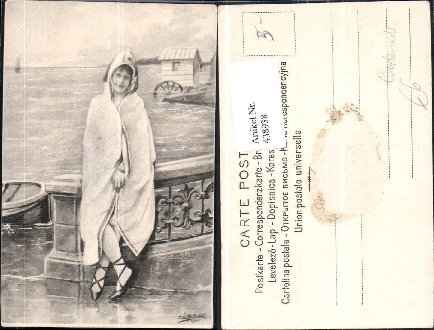 438938,Frau i. Bademantel Bademode Badewagen i. Hintergrund Strandleben