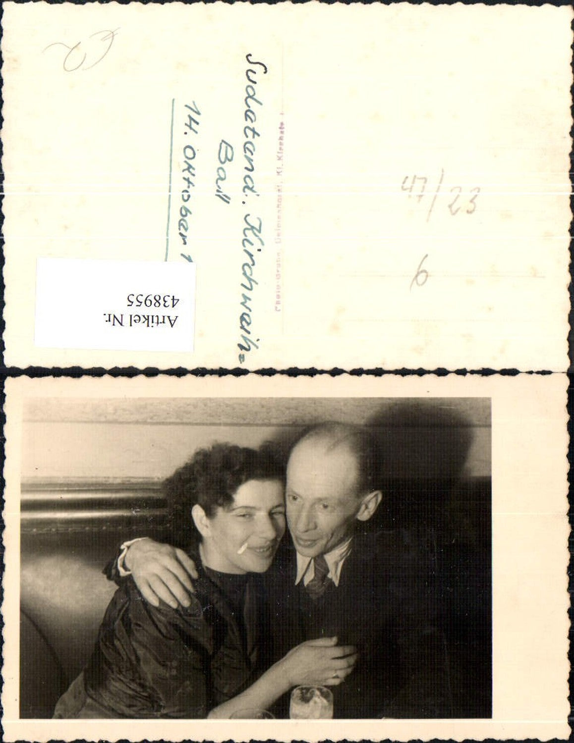 438955,Foto Ak Paar Umarmung Sudetendeutscher Kirchweihball 1950