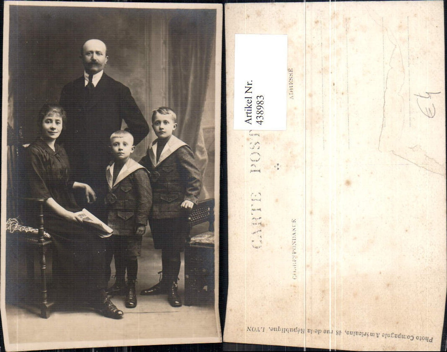 438983,Familienportrait Buben Uniform Matrosenanzug