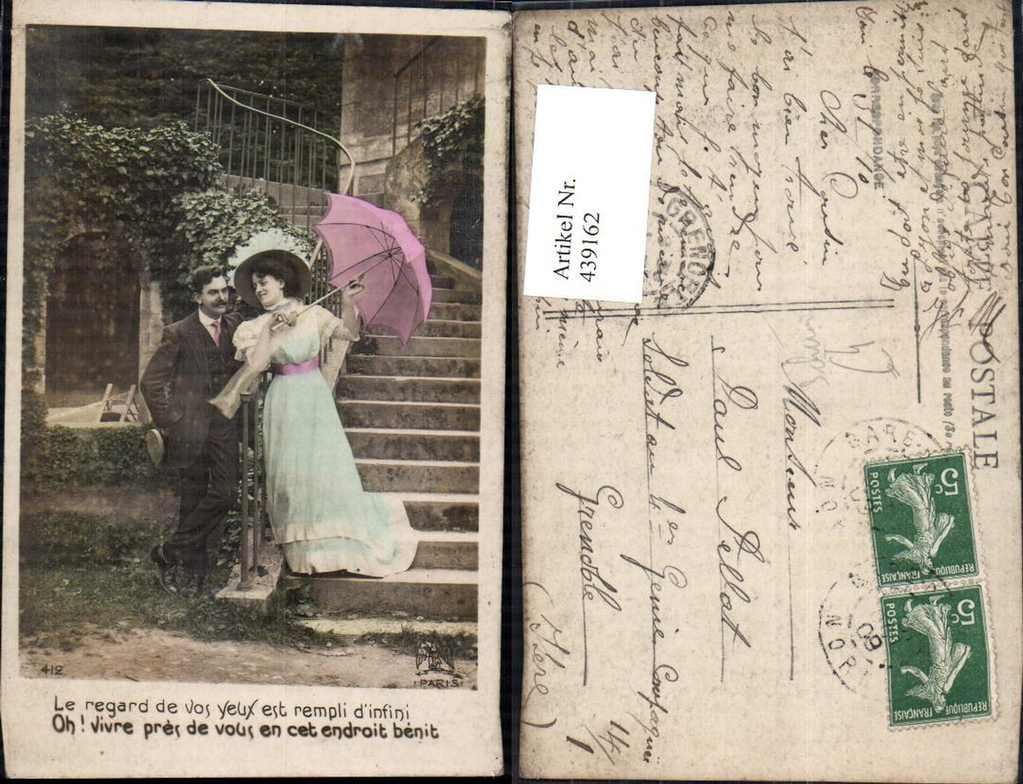 439162,Frau mit Schirm b. Stiege stehend Mode Hut Spruch