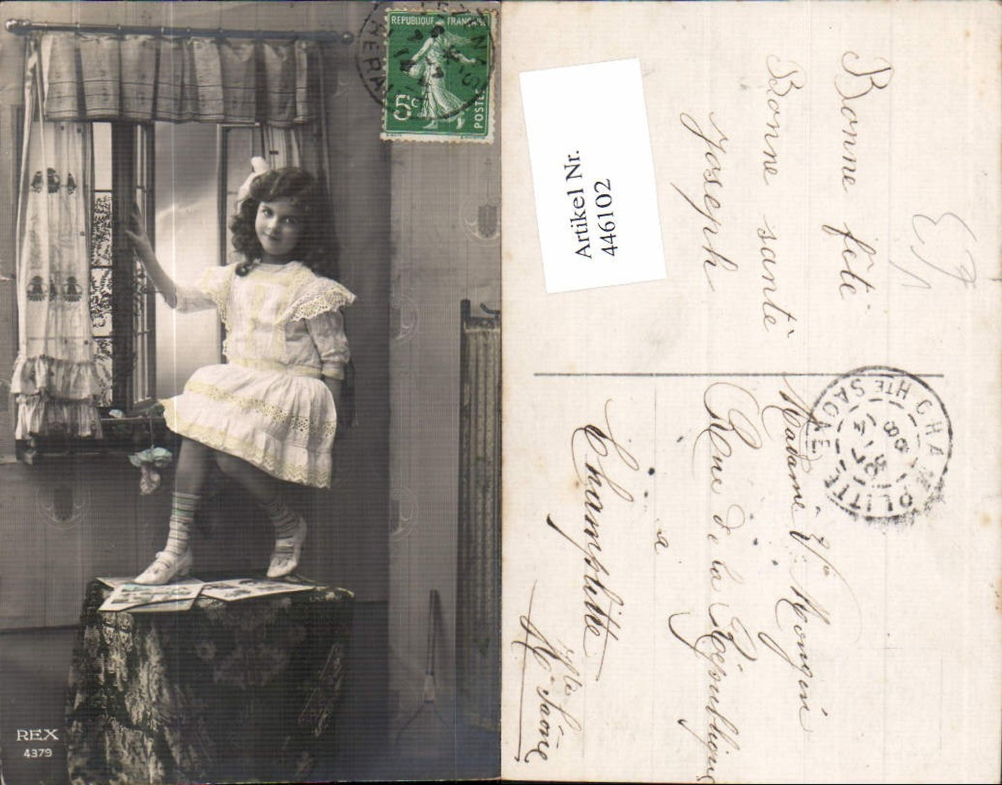 446102,Kind Mädchen i. Kleid Haarschleife a. Fenster sitzend pub REX 4379
