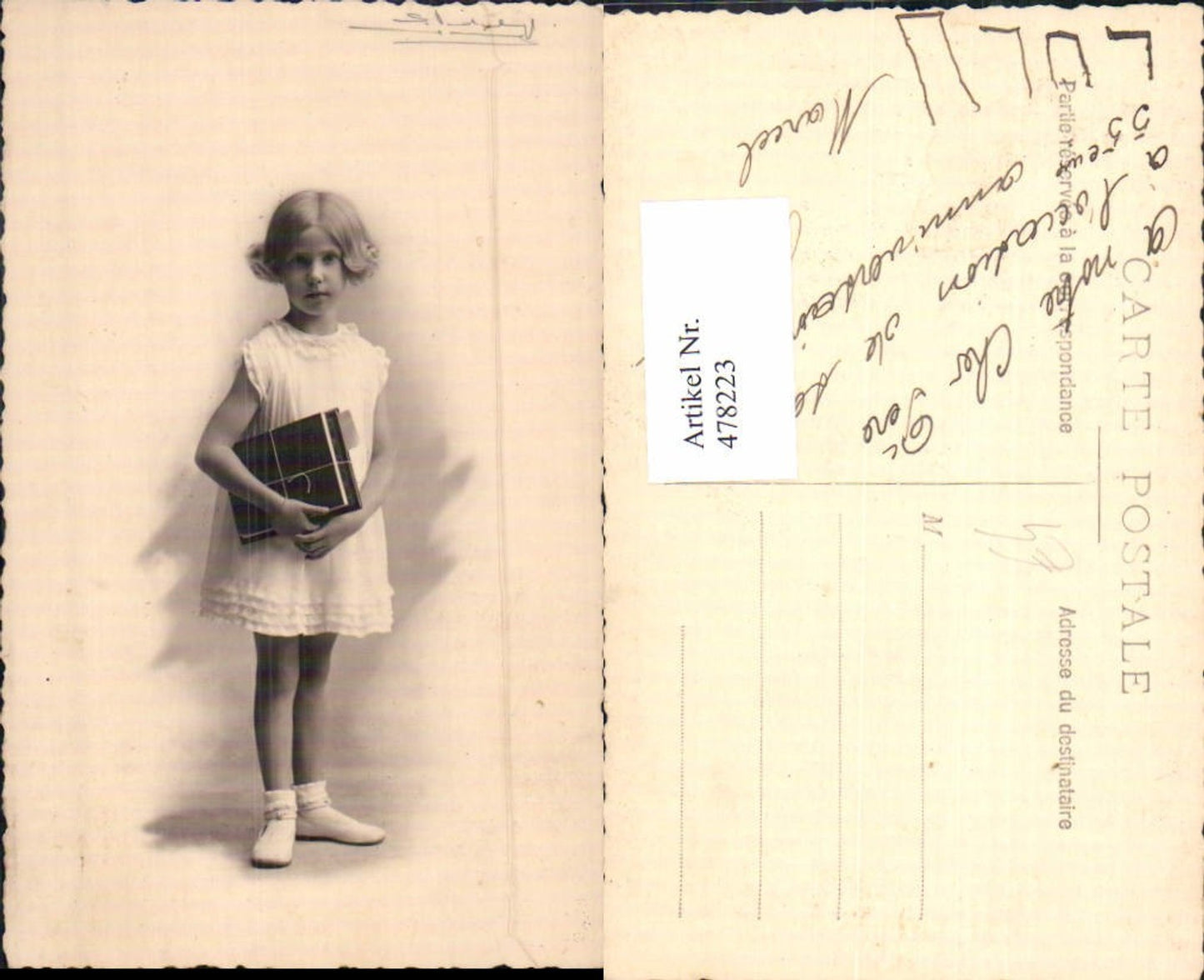 478223,Foto Ak Kind Mädchen m. Paket Bücher