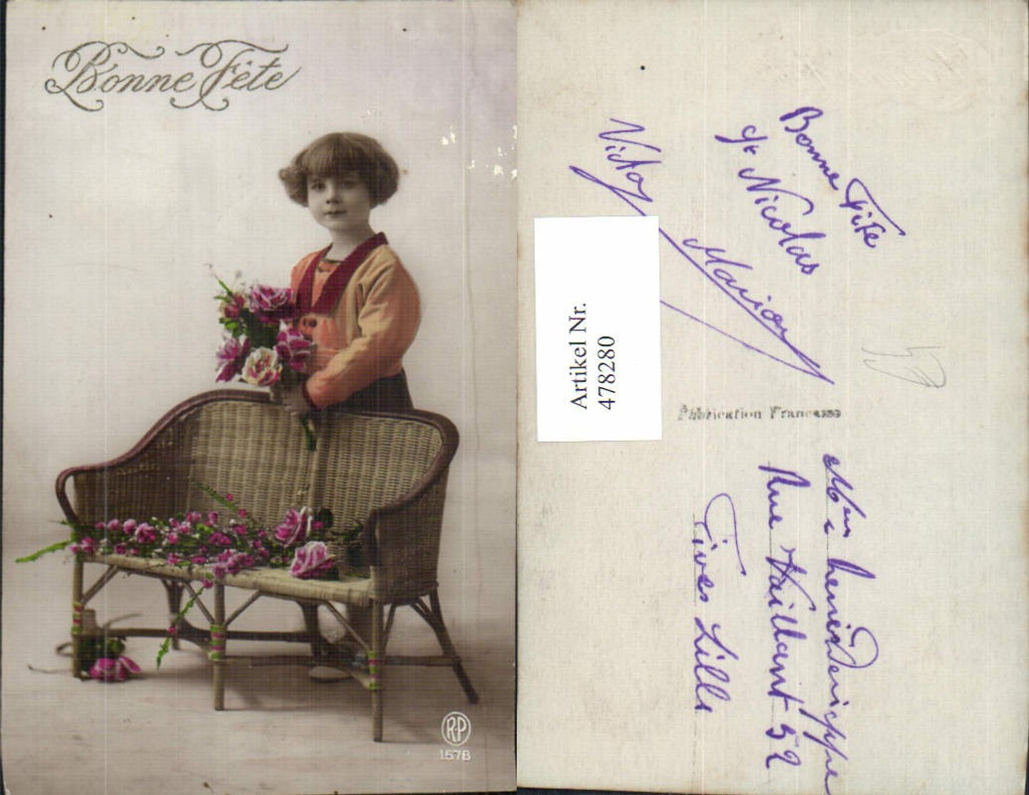478280,Kind Mädchen Uniform Matrosenanzug hinter Bank stehend Rosen Blumen