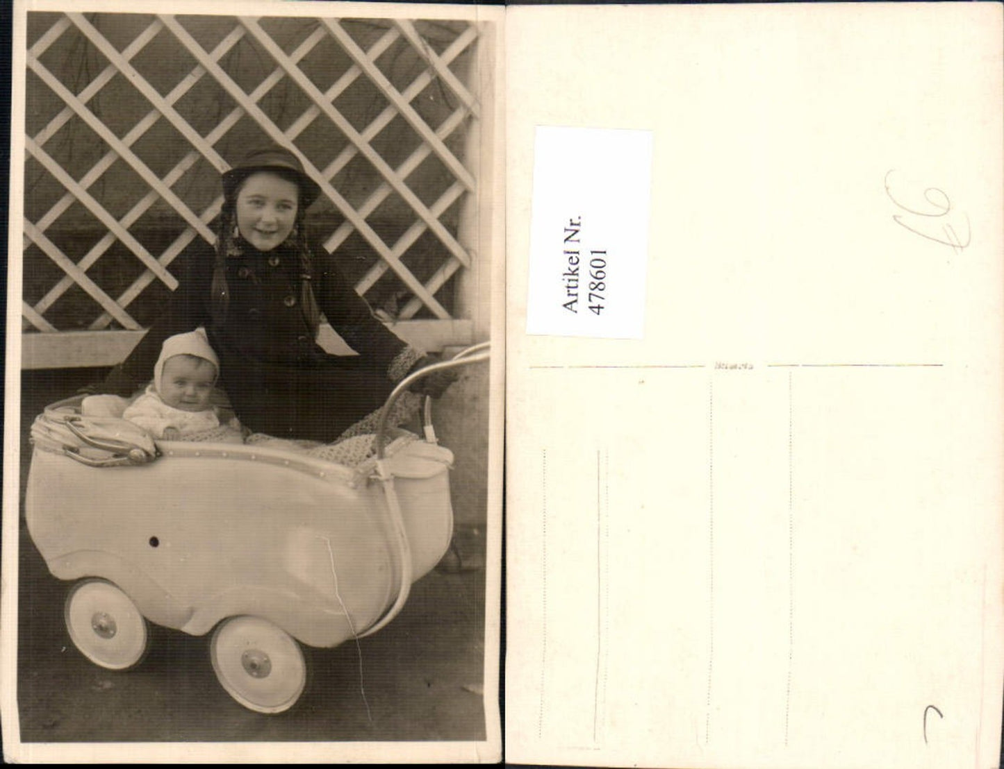 478601,Foto Ak Mädchen m. Kleinkind Kinderwagen
