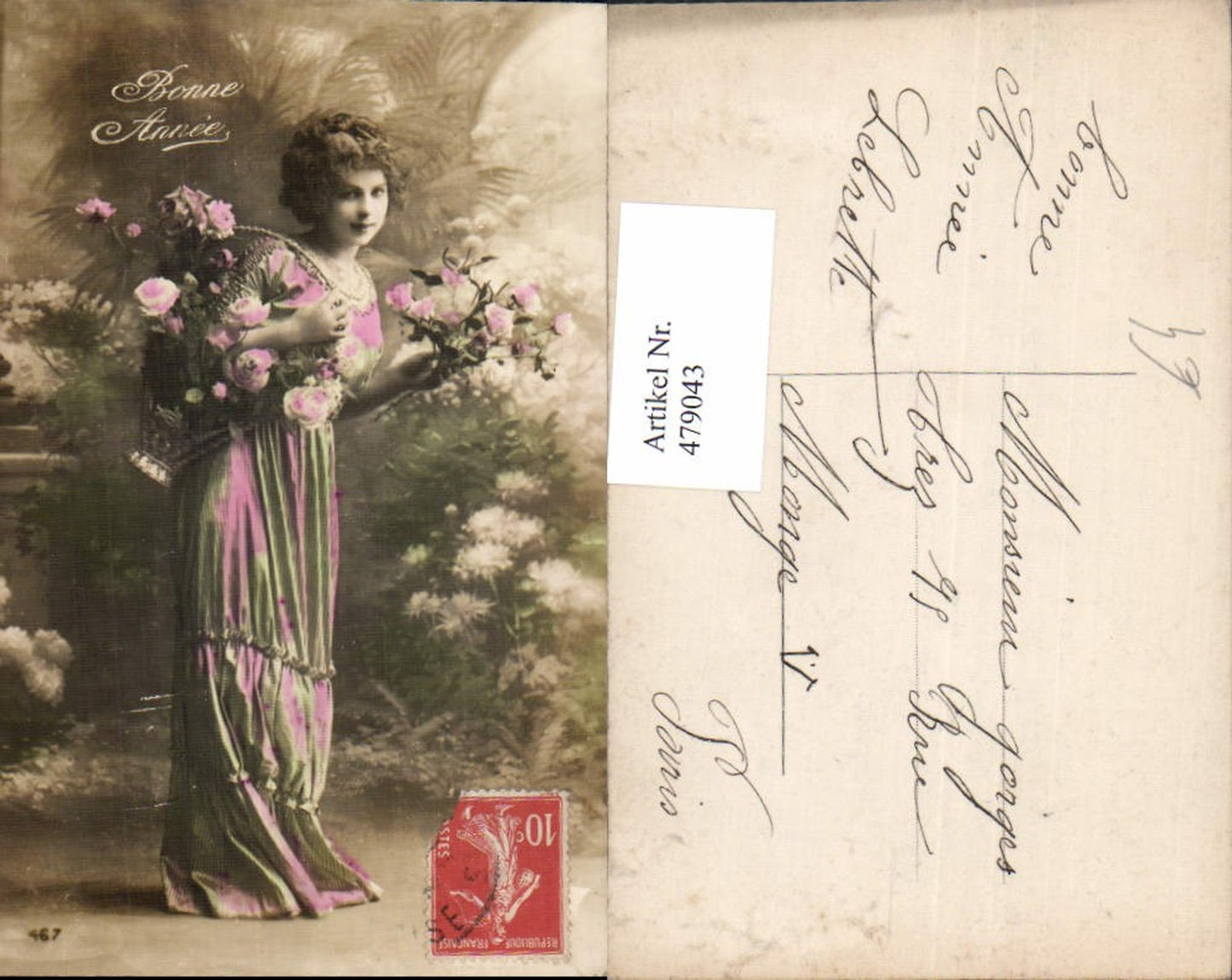 479043,Foto Ak Frau Kleid Korb m. Blumen Rosen