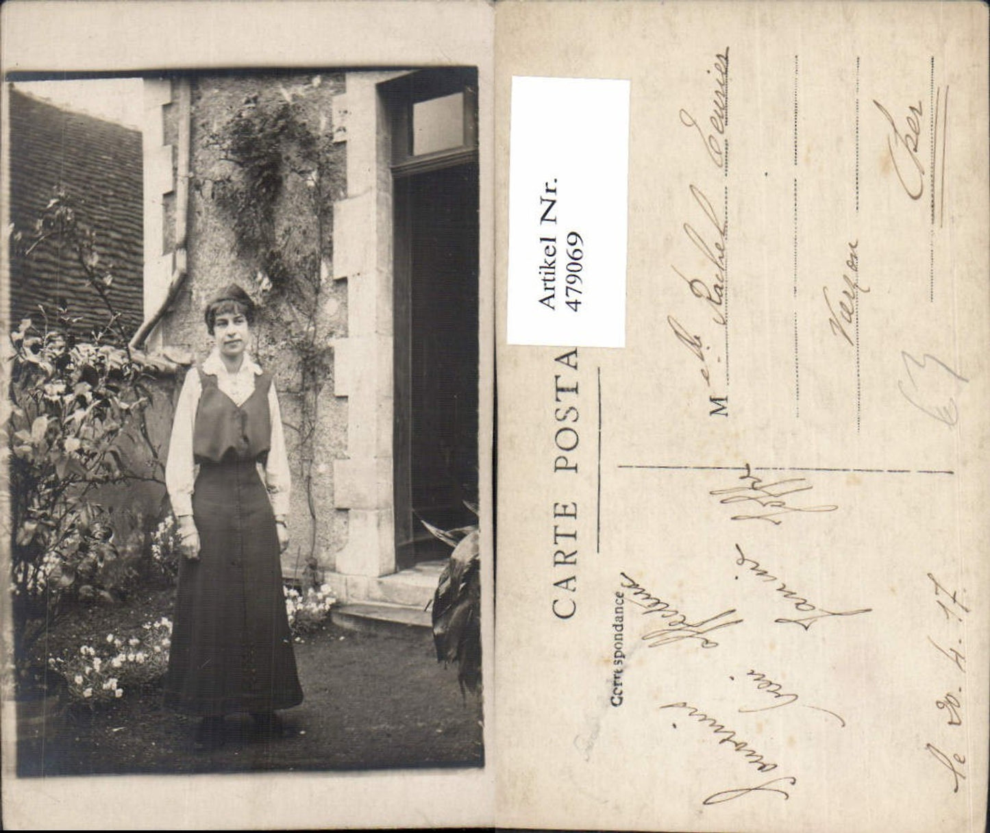 479069,Foto Ak Frau Kleid v. Haus stehend