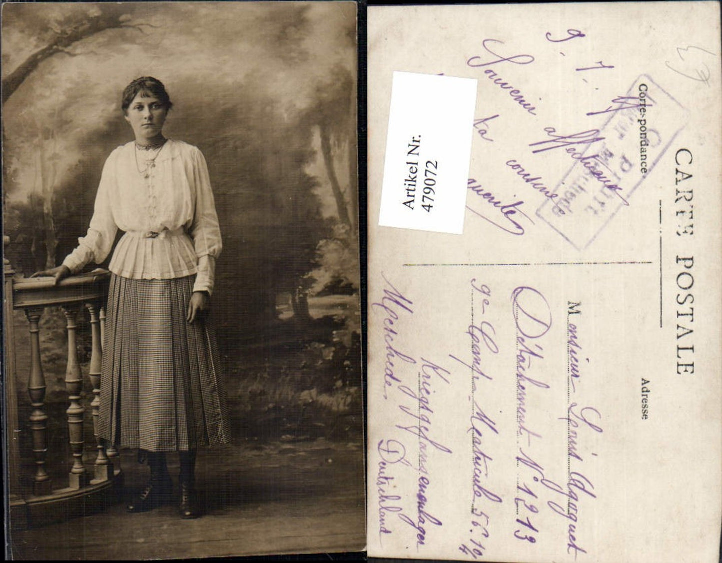 479072,Foto Ak Frau Faltenrock Rock Bluse Halskette