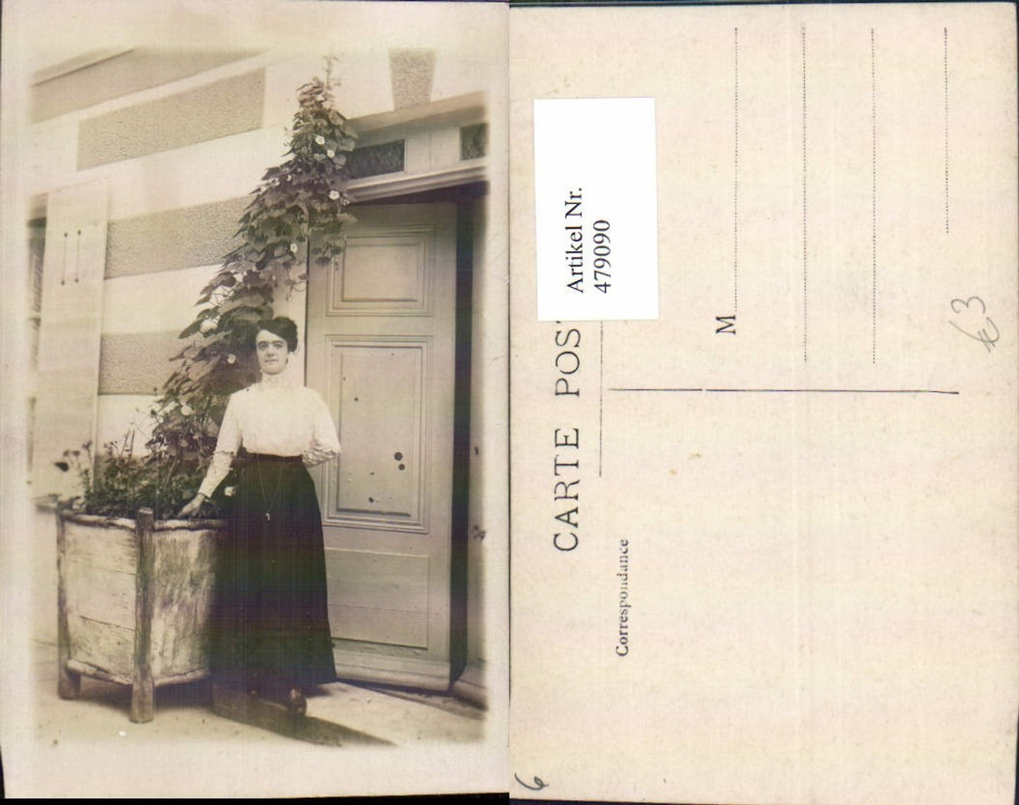 479090,Foto Ak Frau m. Rock Bluse v. Tür Eingang stehend