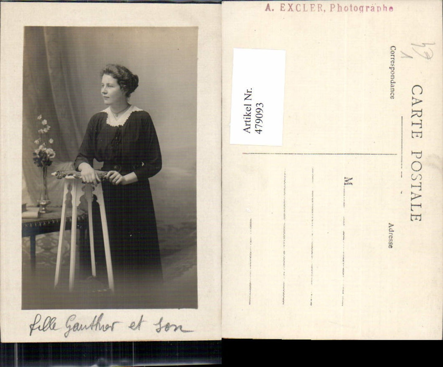 479093,Foto Ak Frau Kleid b. Stehtisch stehend Blumenvase pub A. Excler