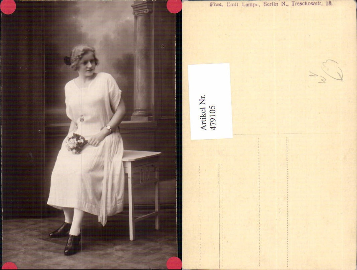 479105,Foto Ak Junge Frau Kleid Blumenstrauß a. Tisch sitzend pub Emil Lampe Berlin