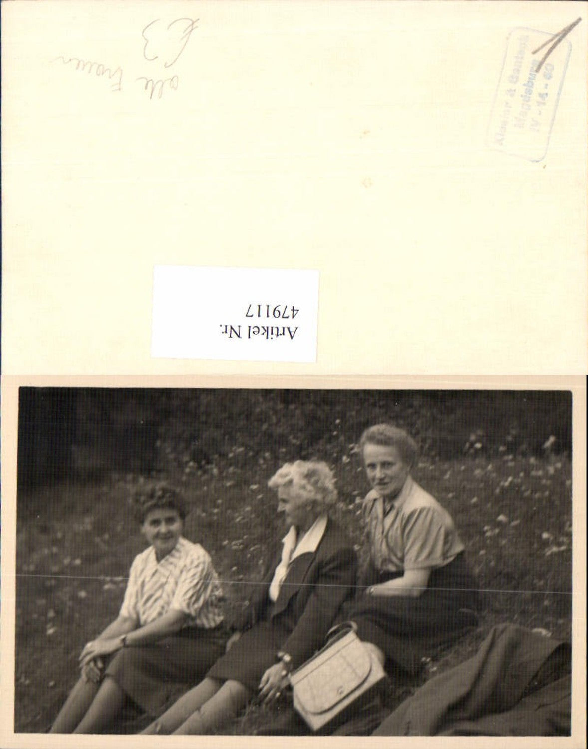479117,Foto Ak Drei alte Frauen sitzen auf Wiese Handtasche