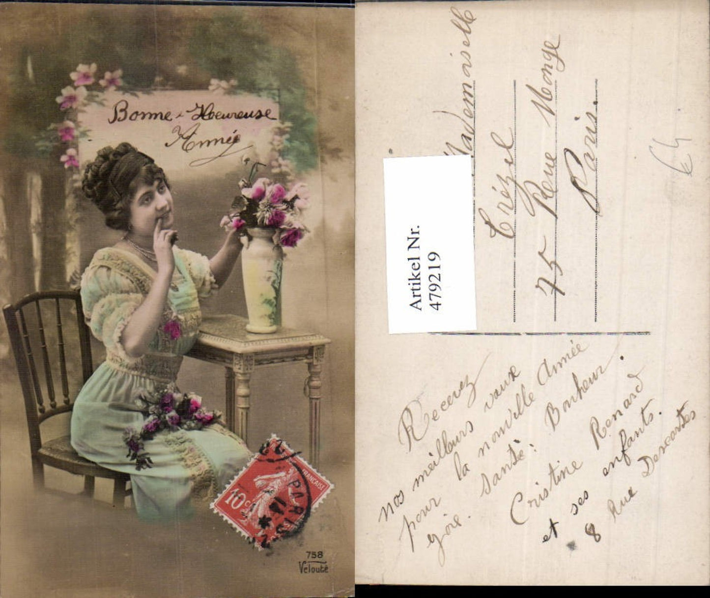 479219,Frau Lockenkopf Perlenkette a. Tisch sitzend Blumenvase Blumen