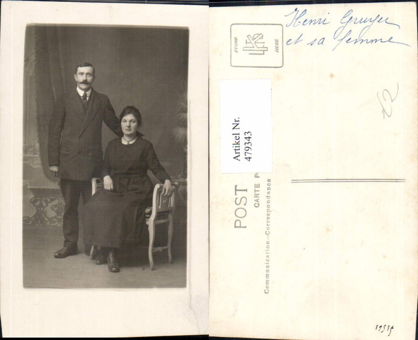 479343,Foto Ak Paar Frau a. Hocker sitzend Passepartout