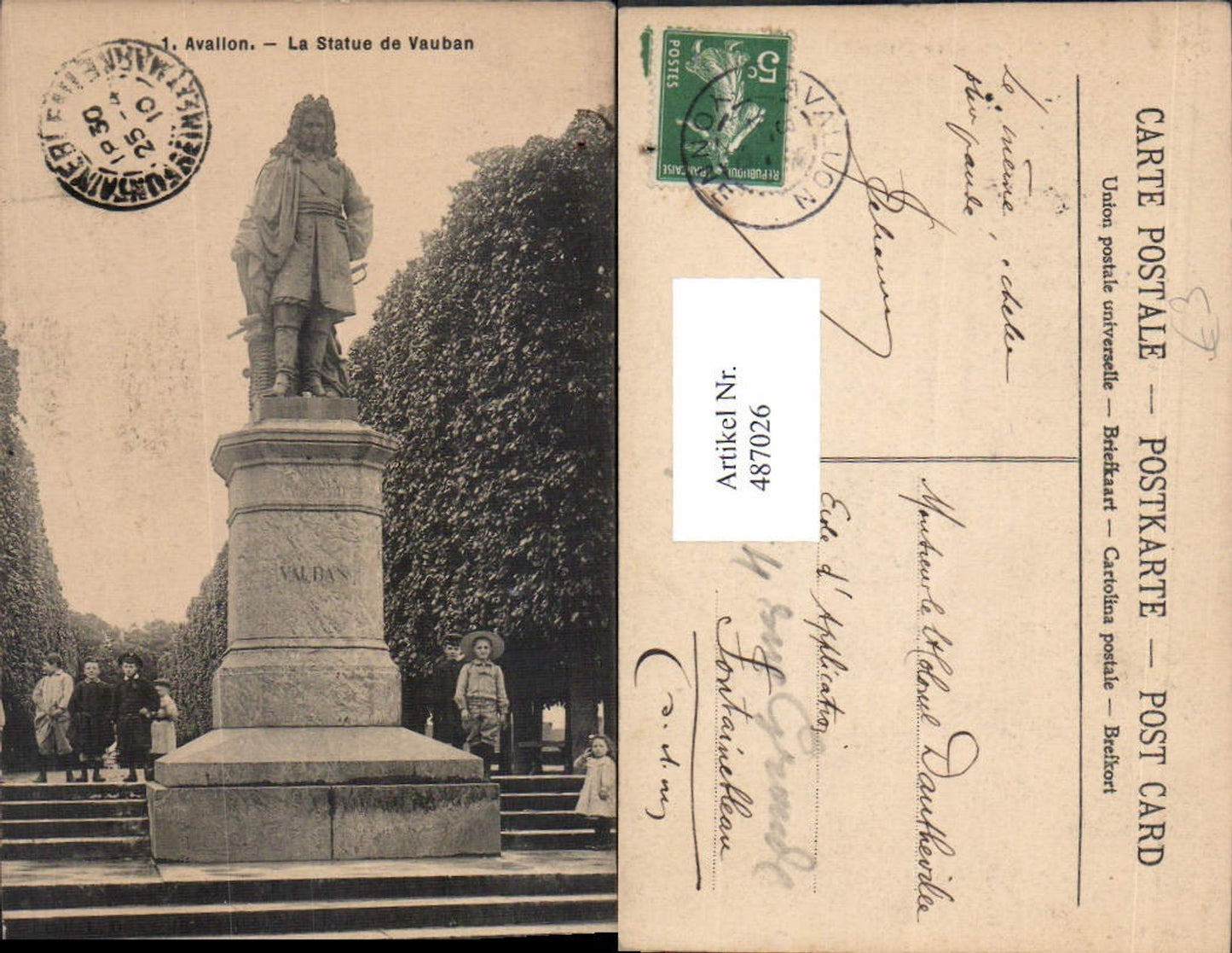 487026,Avallon La Statue de Vauban