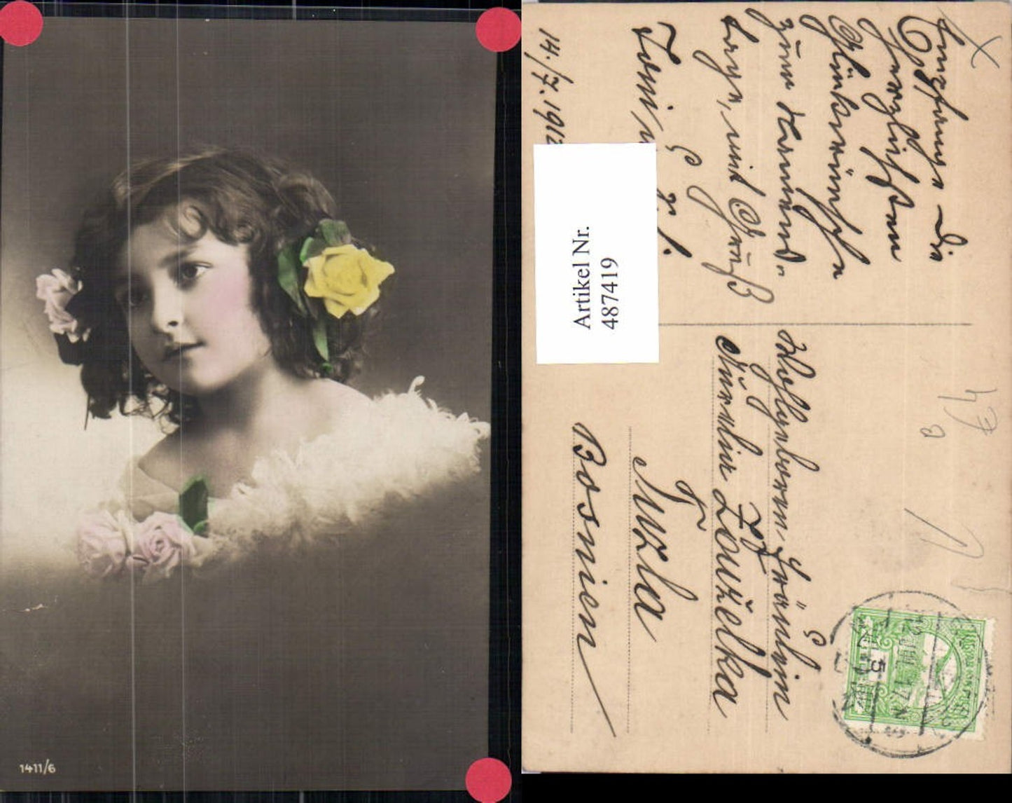 487419,Kind Mädchen Lockenkopf Blumen i. Haar Portrait
