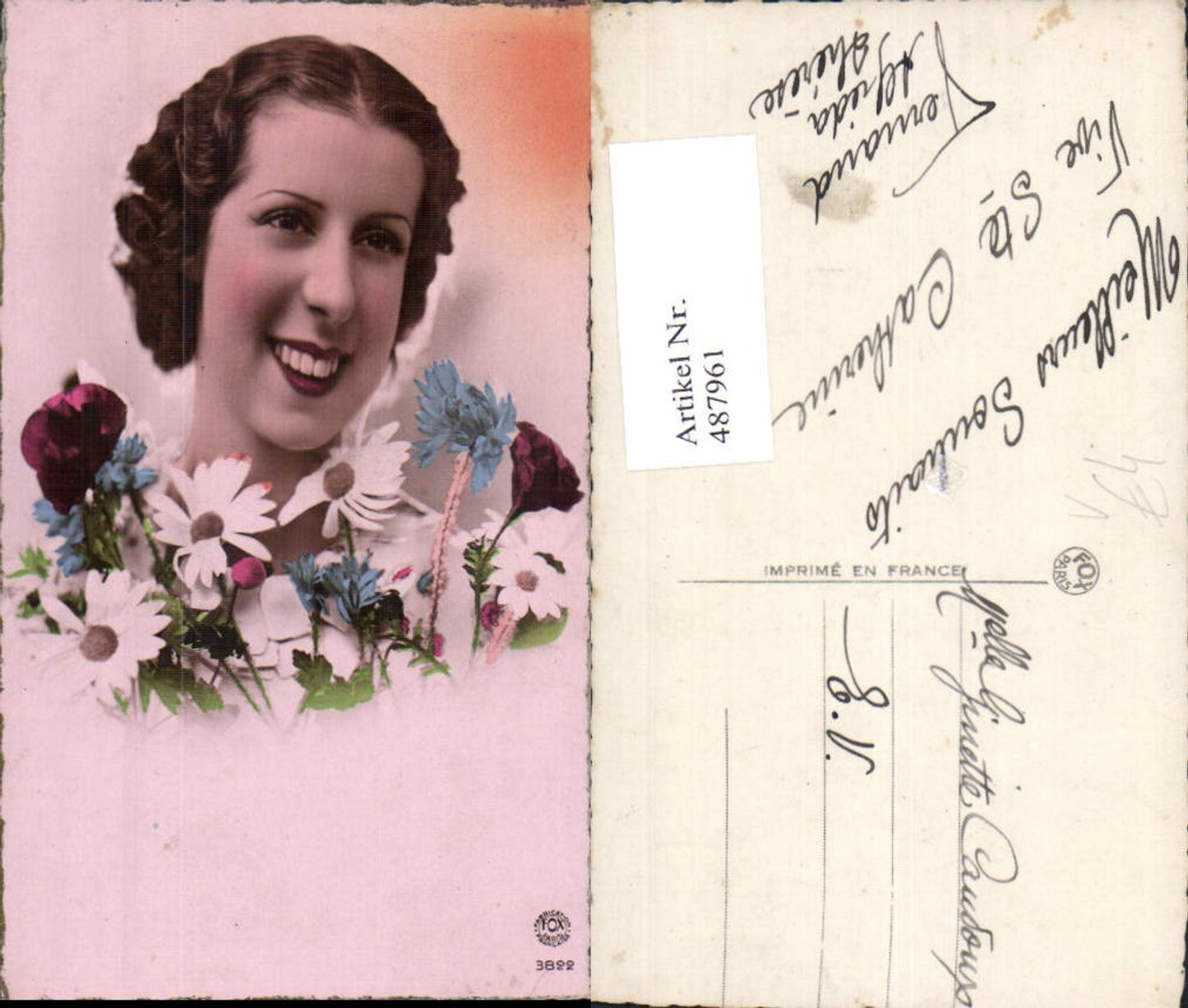 487961,Frau Lockenkopf Portrait Blumenstrauß Margeriten Kornblumen pub FOX Paris 3822