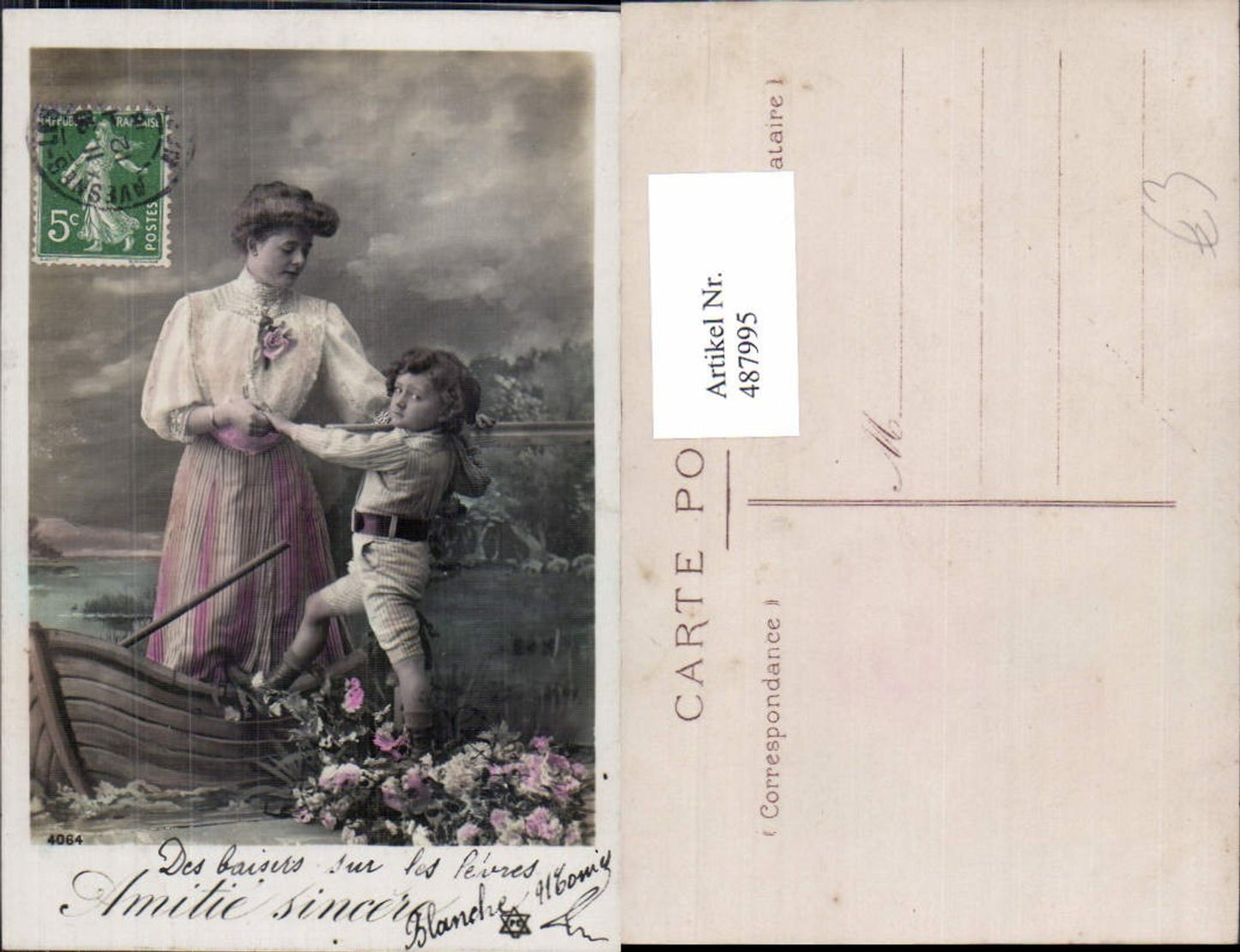 487995,Frau als Mutter Boot Kind Bub Uniform Matrosenanzug