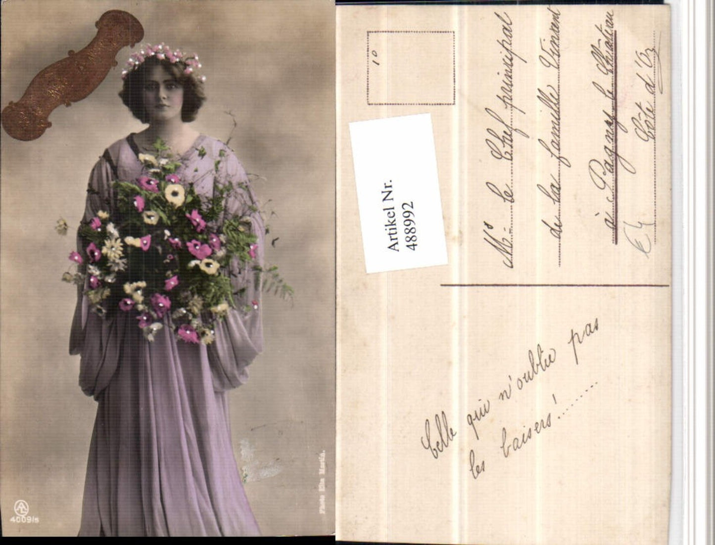488992,Frau m. Kleid Blumenstrauß Blumen