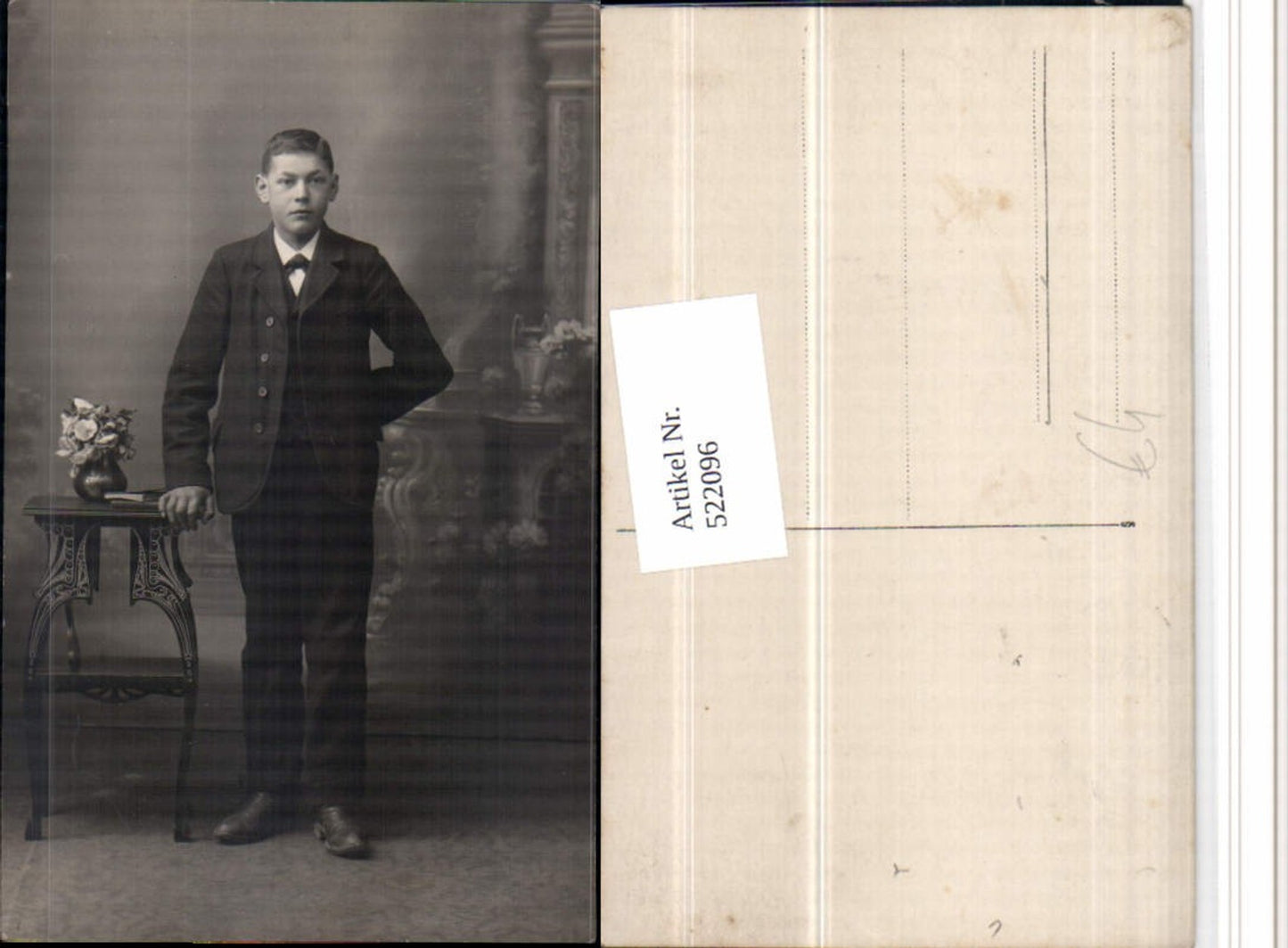 522096,Mann Bub Junge Portrait Anzug Tisch Blumen