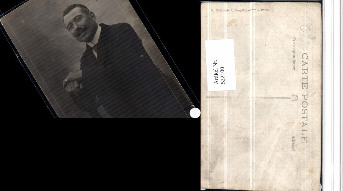 522100,Mann m. Bart Portrait Anzug Fliege Stuhl Sessel