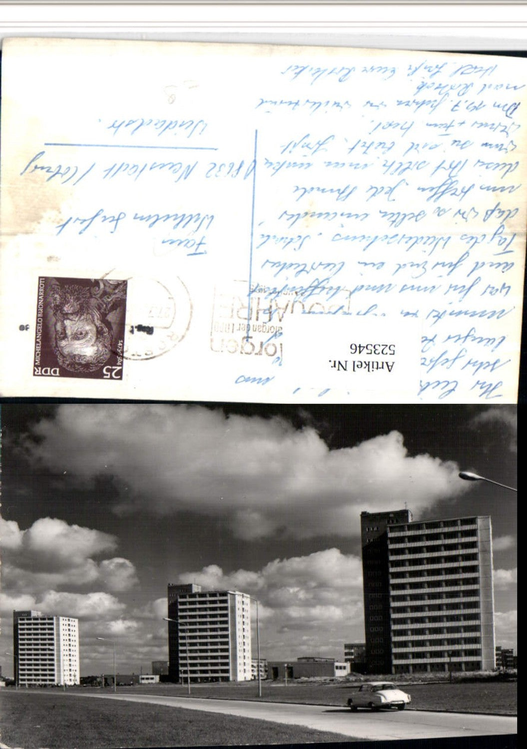 523546,Foto-AK Rostock Wohnhäuser Straßenpartie Oldtimer Auto