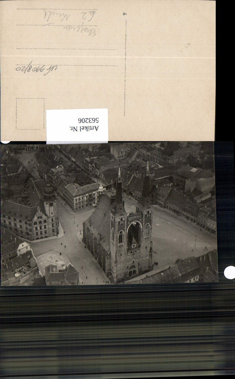 563206,Fliegeraufnahme Kirche auf Platz v. Häusern umgeben