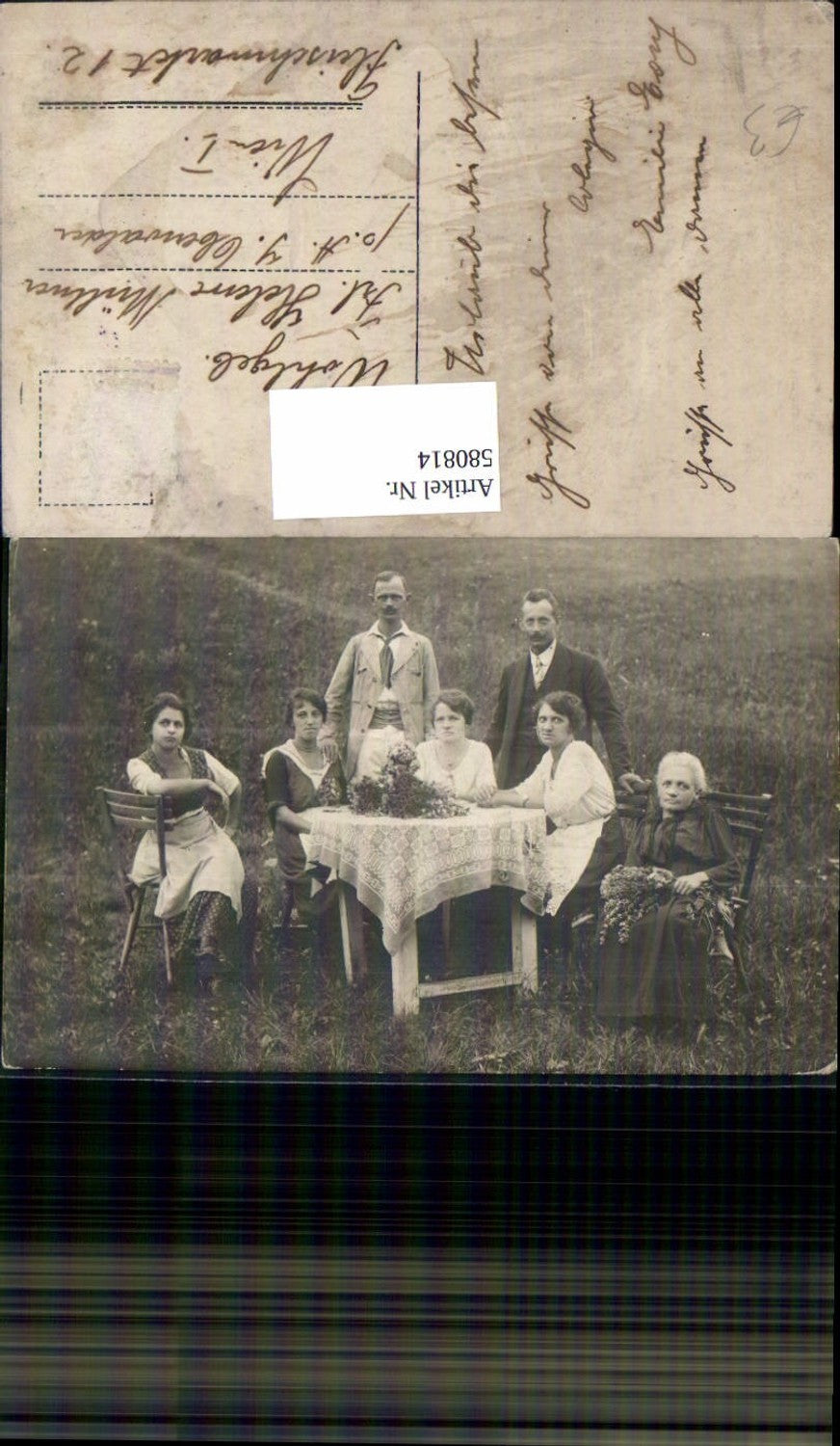 580814,Gruppenbild Familie b. Tisch Blumenstrauß