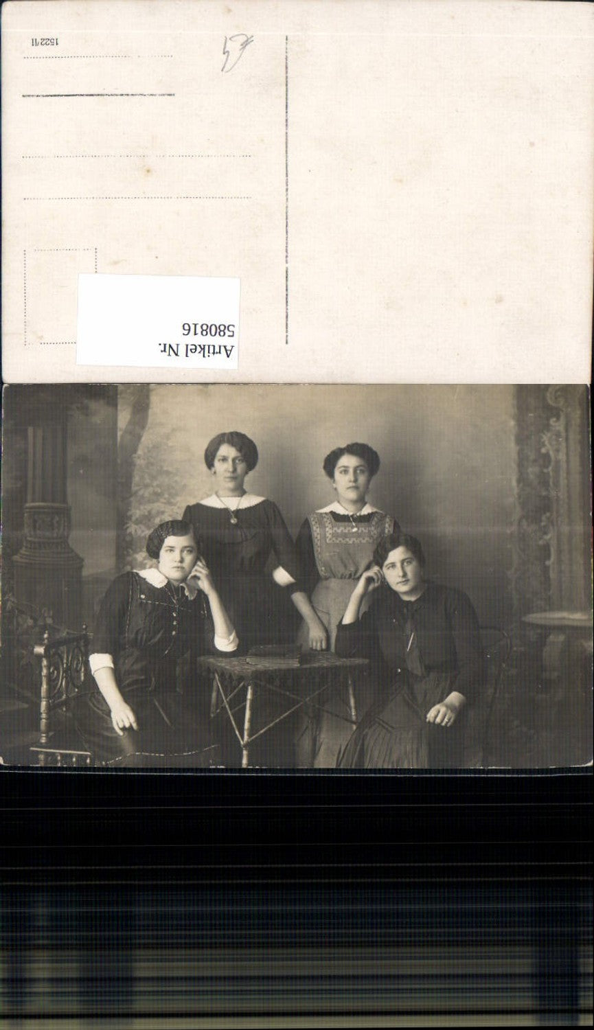 580816,Gruppenbild vier Frauen b. Tisch Buch