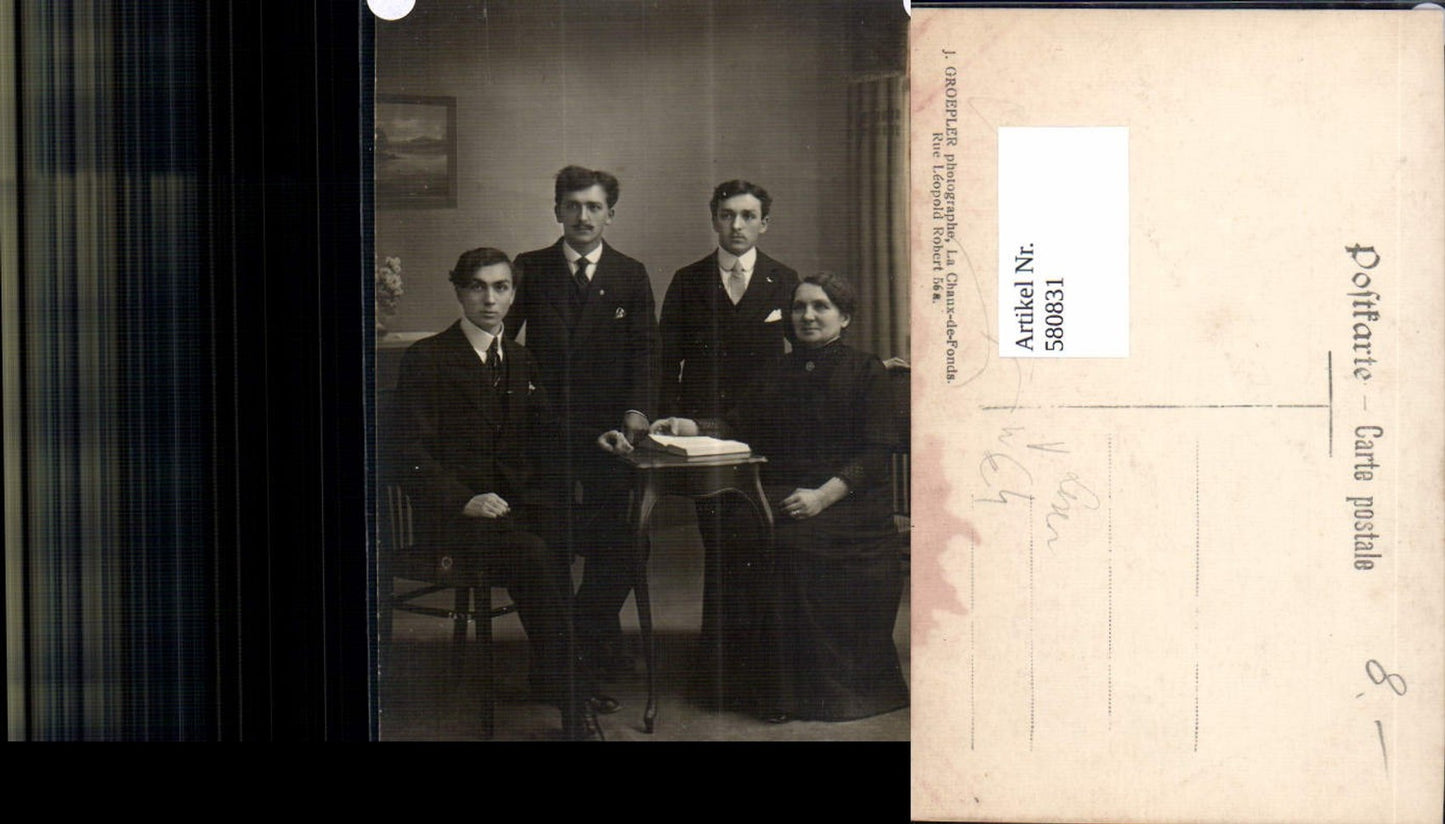 580831,Gruppenbild Familie Frau m. Söhne Männer Buch Lesen Schweiz pub J. Groepler La Chaux-de-Fonds