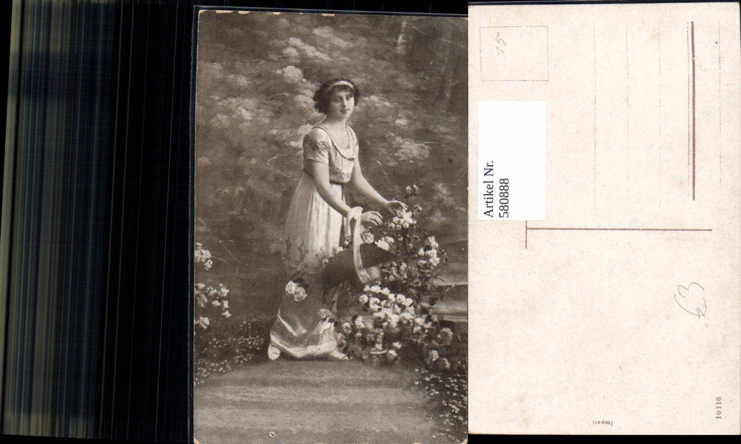 580888,Frau m. Hut i. Arm Blumen