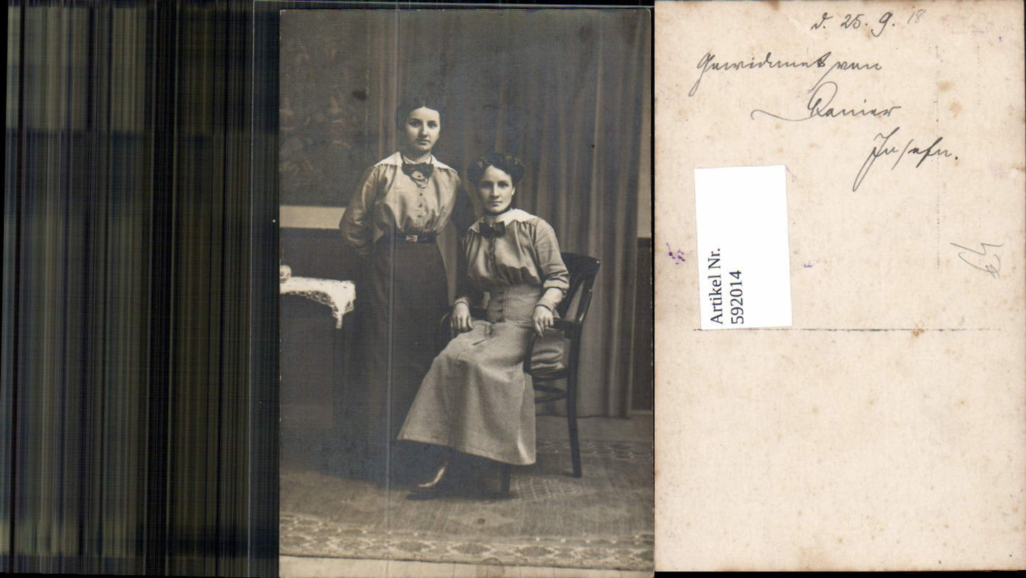 592014,Foto-AK Fotografie Frauen Stuhl Sessel