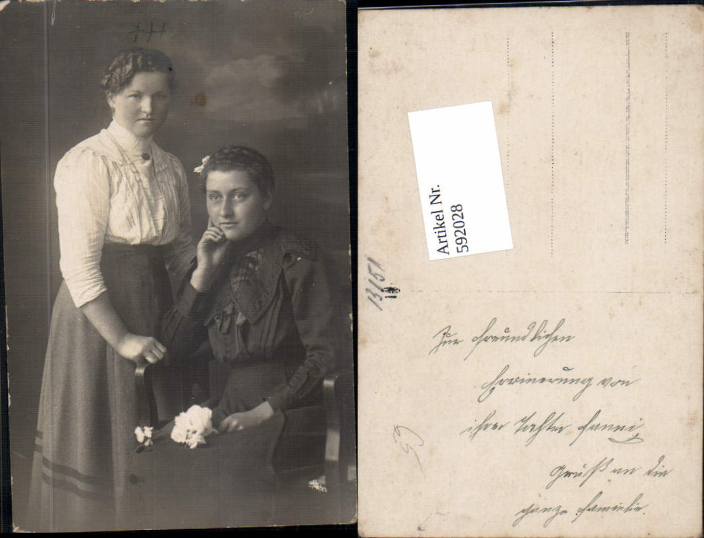 592028,Foto-AK Atelier Fotografie Frauen Schwestern Kleid Haarschmuck