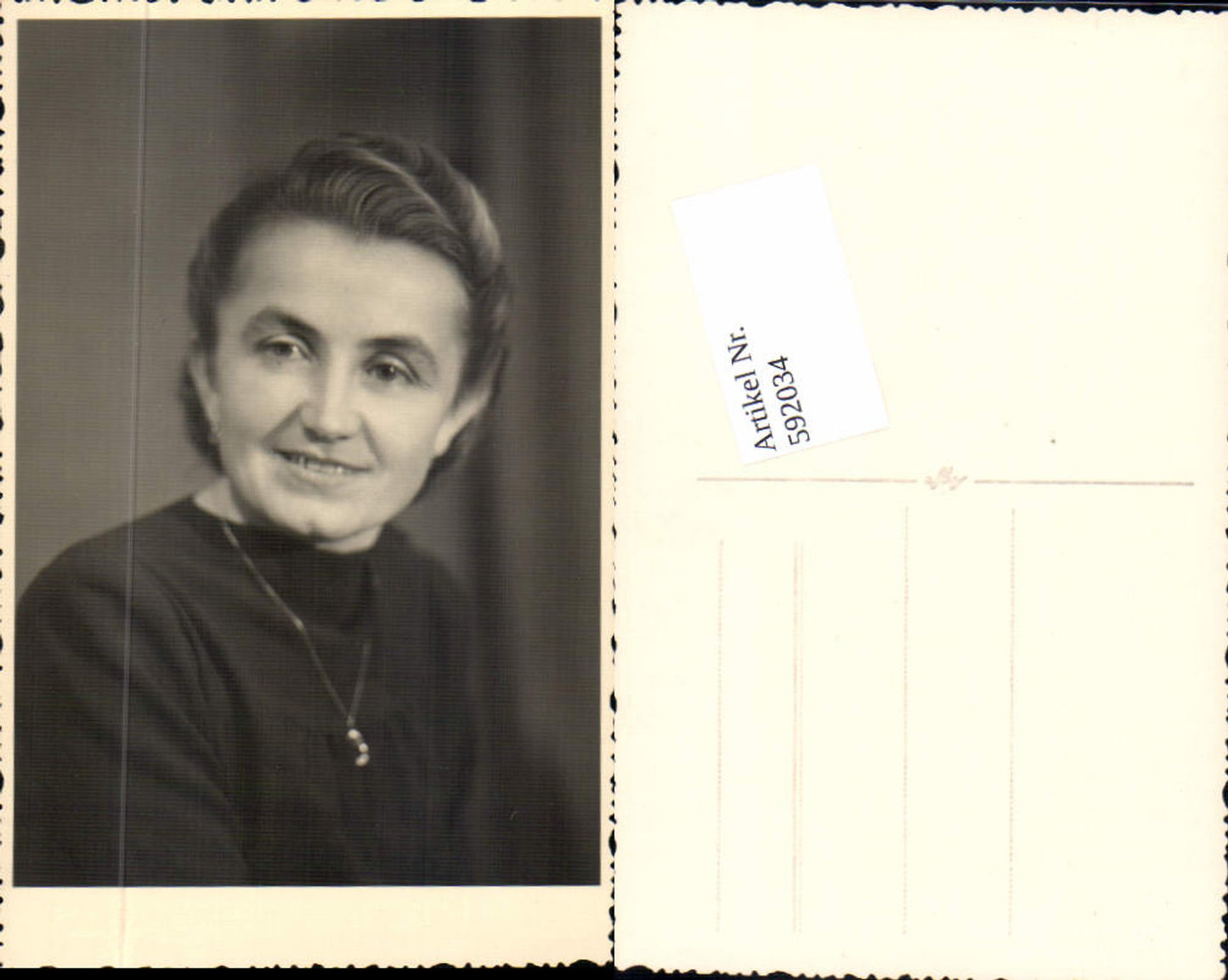 592034,Foto-AK Frau Kette Schmuck Portrait