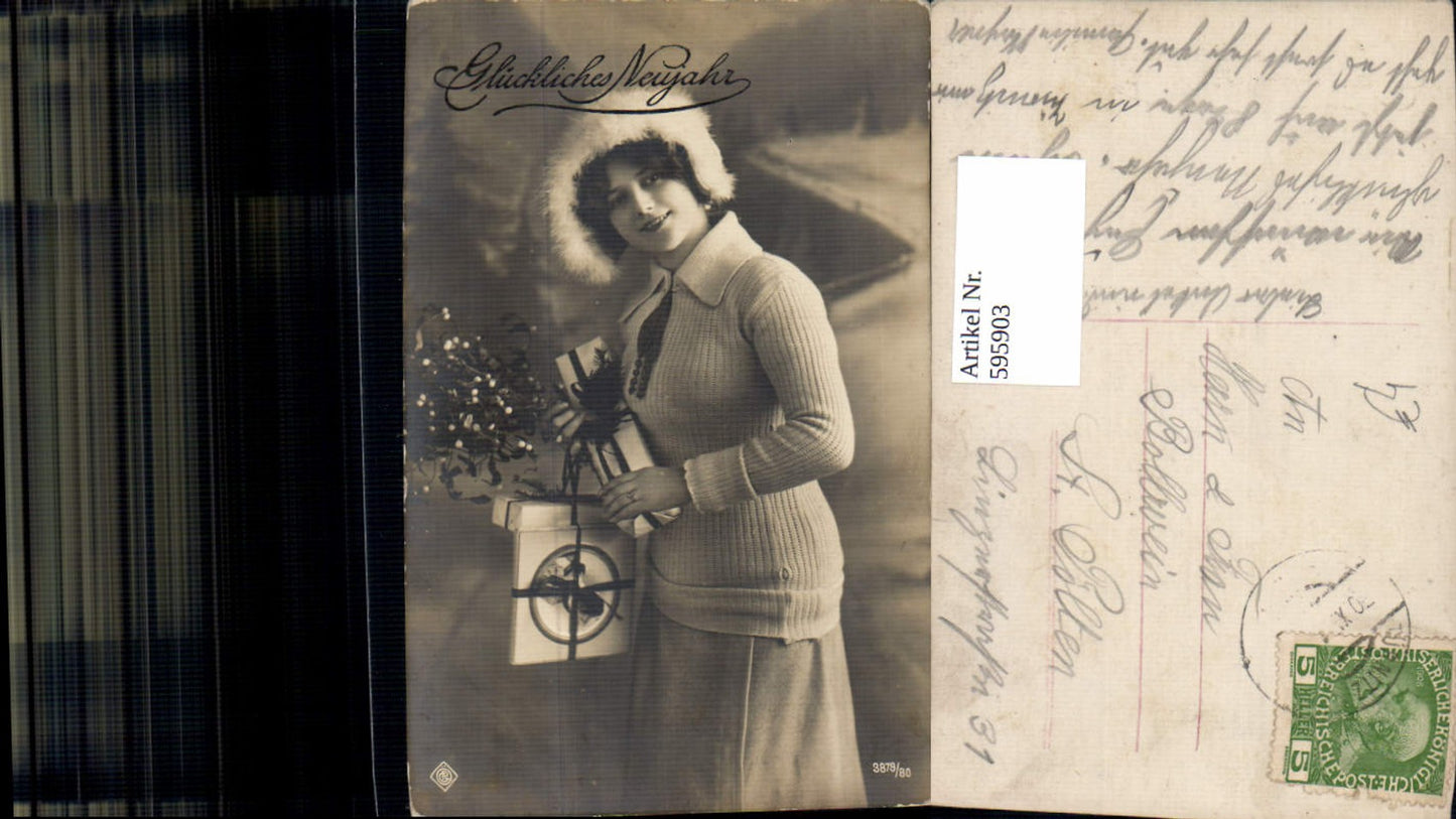 595903,Foto Frau Pelz Haube Misteln Pakete Neujahr