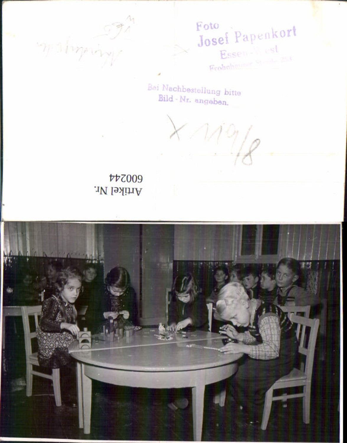 600244, Photo Ak Children with wooden toys building blocks wooden beads Kindergarten pub Josef Papenkort Essen