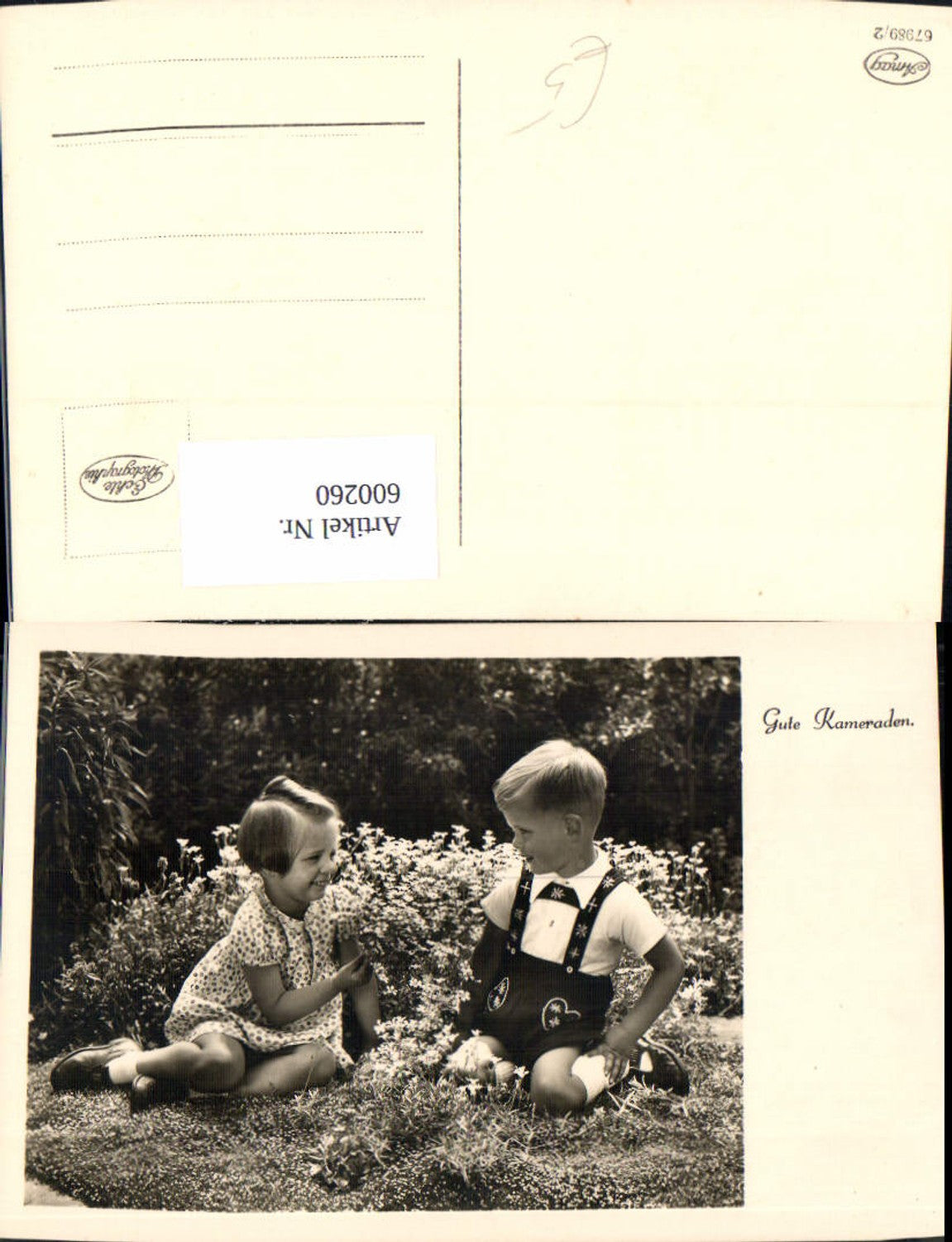 600260,Foto Ak Kind Kinder Mädchen Bub Junge Gute Kameraden auf Blumenwiese sitzend
