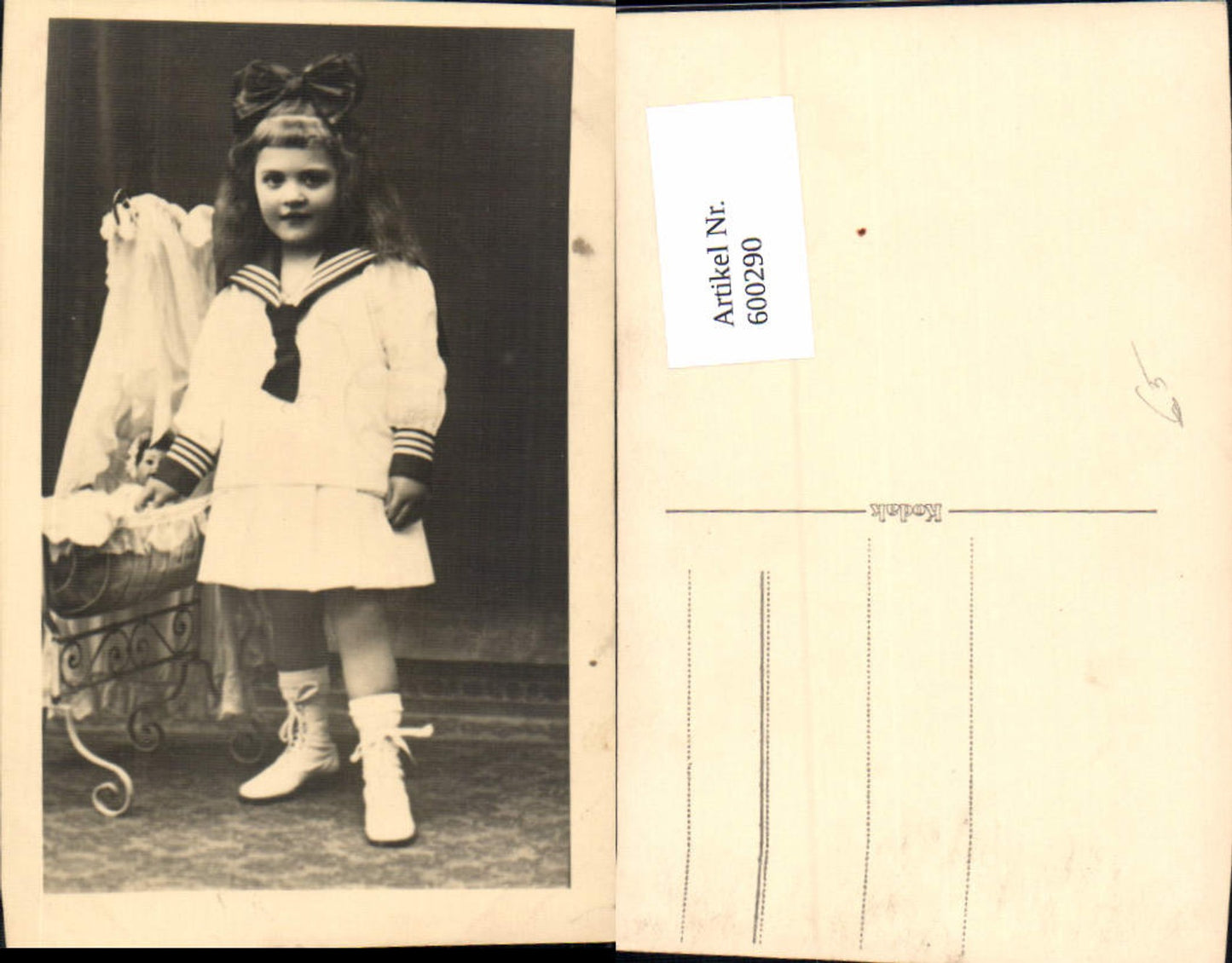 600290,Foto Ak Kind Mädchen Matrosenanzug Kleid Puppe i. Puppenbett