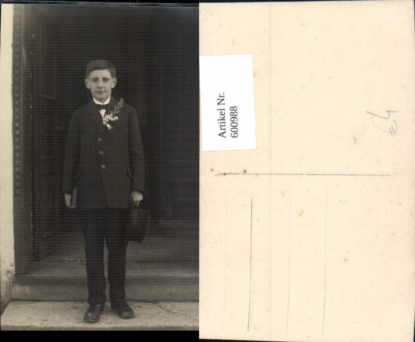 600988,Foto Ak Junger Mann Anzug Hut Buch i. d. Hand Firmung