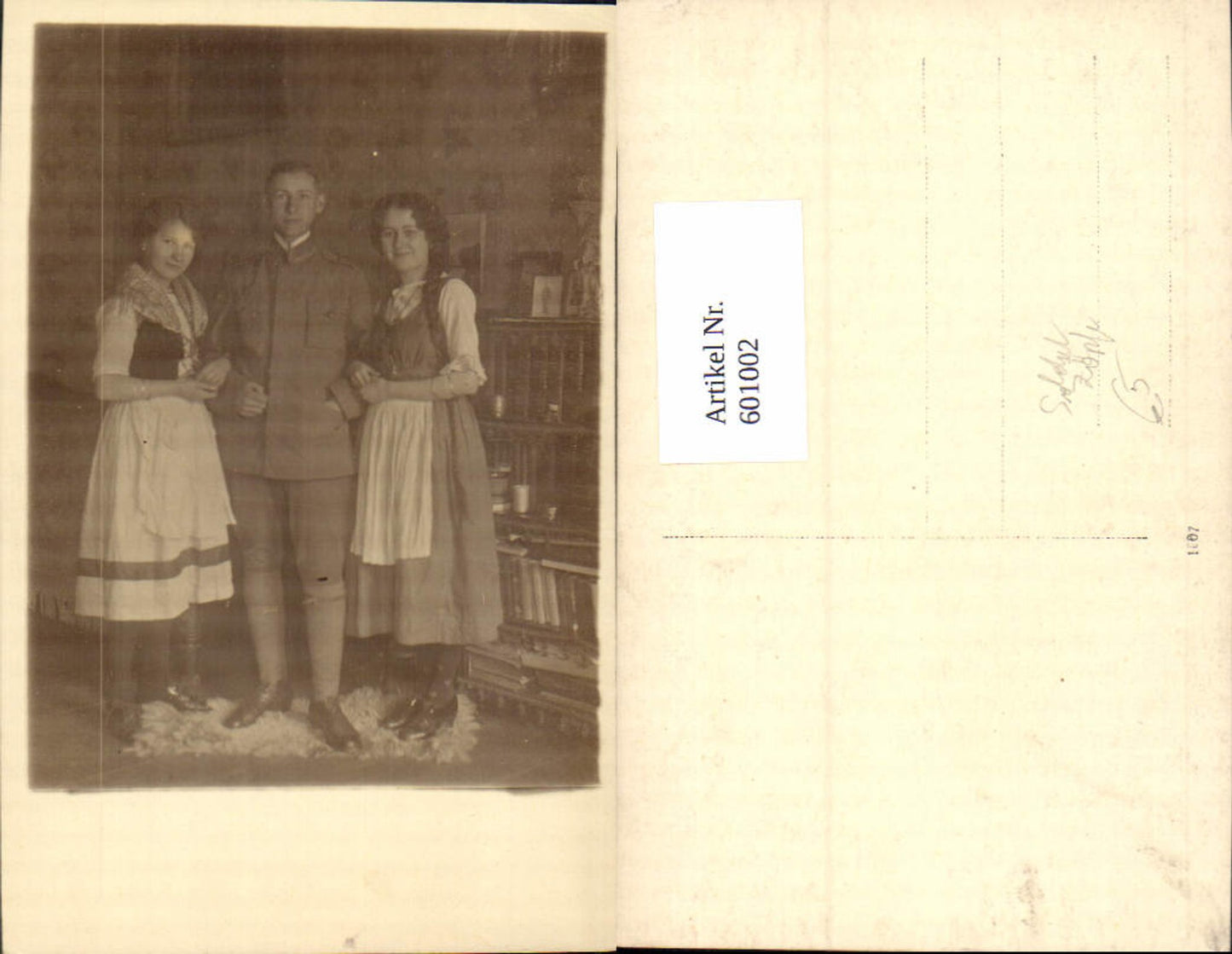 601002,Foto Ak Mann Soldat Uniform Anzug m. Zwei Frauen i. Tracht Dirndl Zöpfe