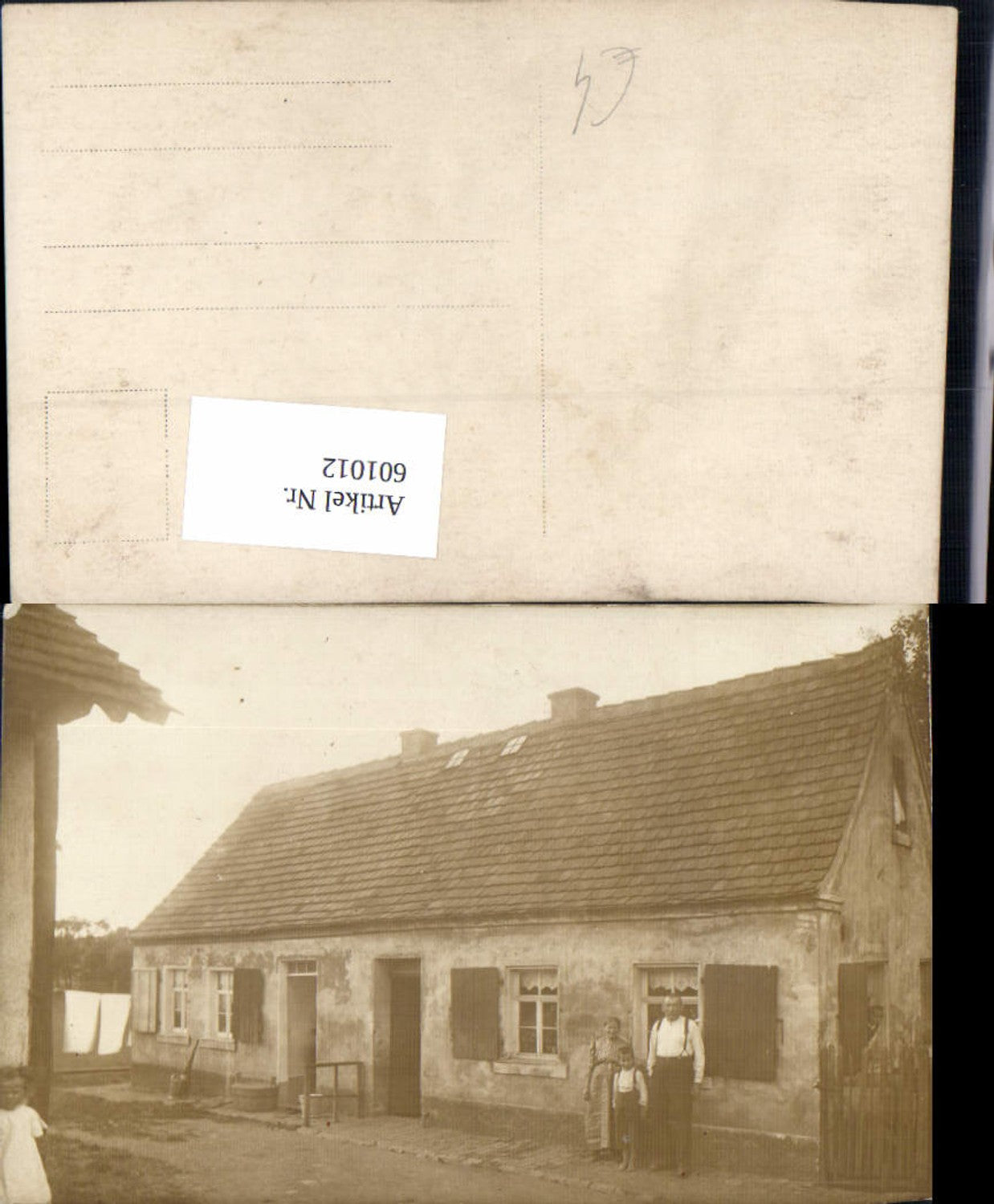601012,Foto Ak Familie v. Haus stehend Bauernhaus