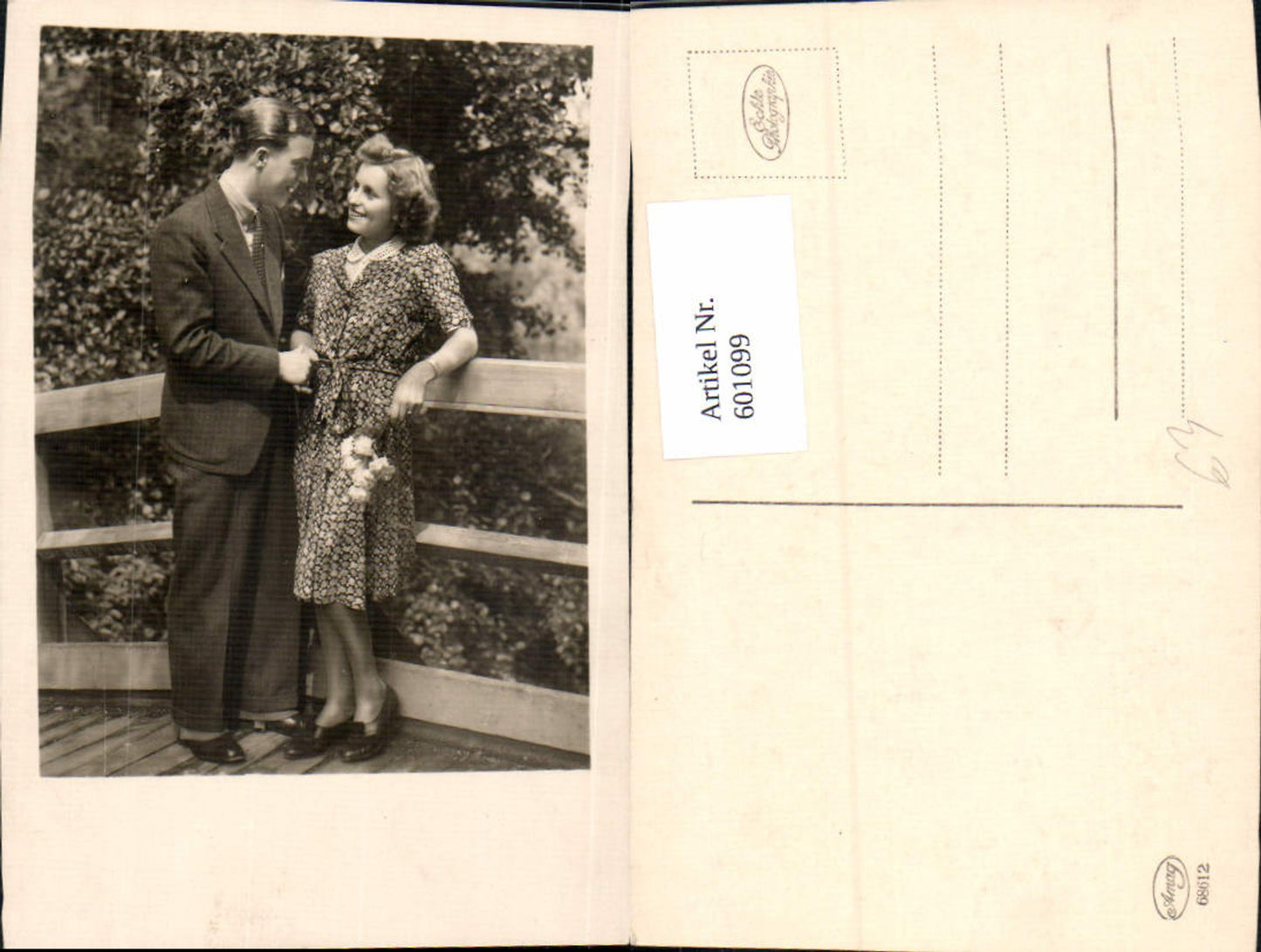 601099,Foto Ak Paar Liebe Verliebter Blick Blumen