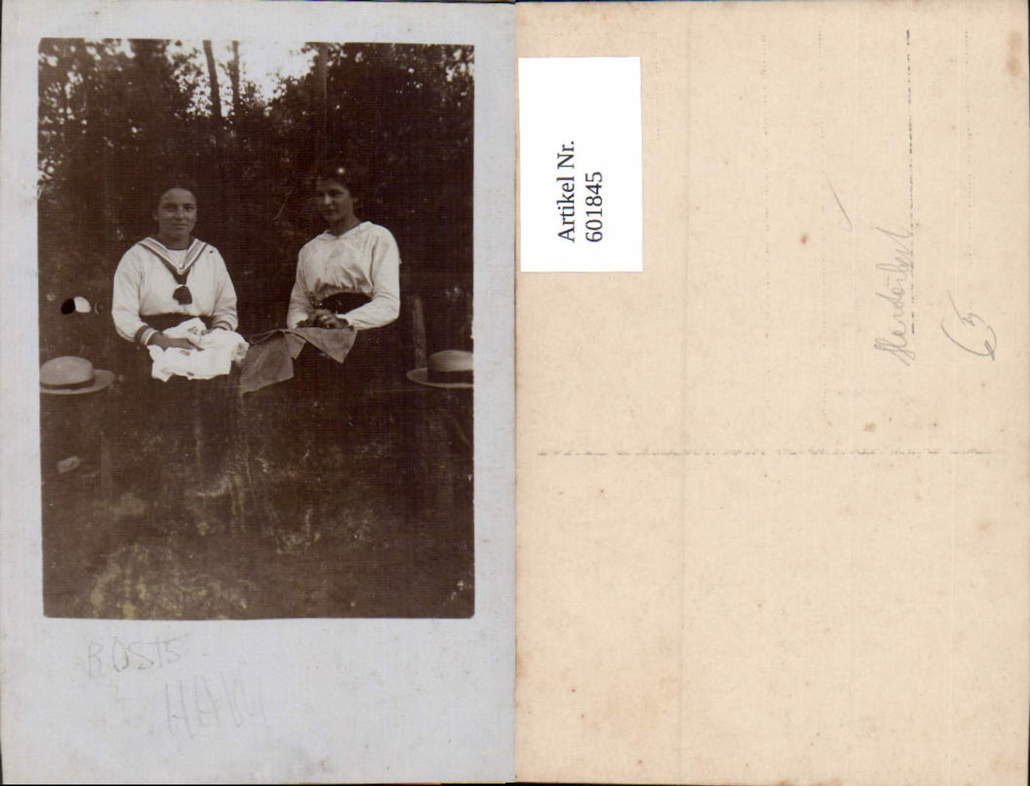 601845,Foto Ak Frauen Matrosenanzug Hut Handarbeit