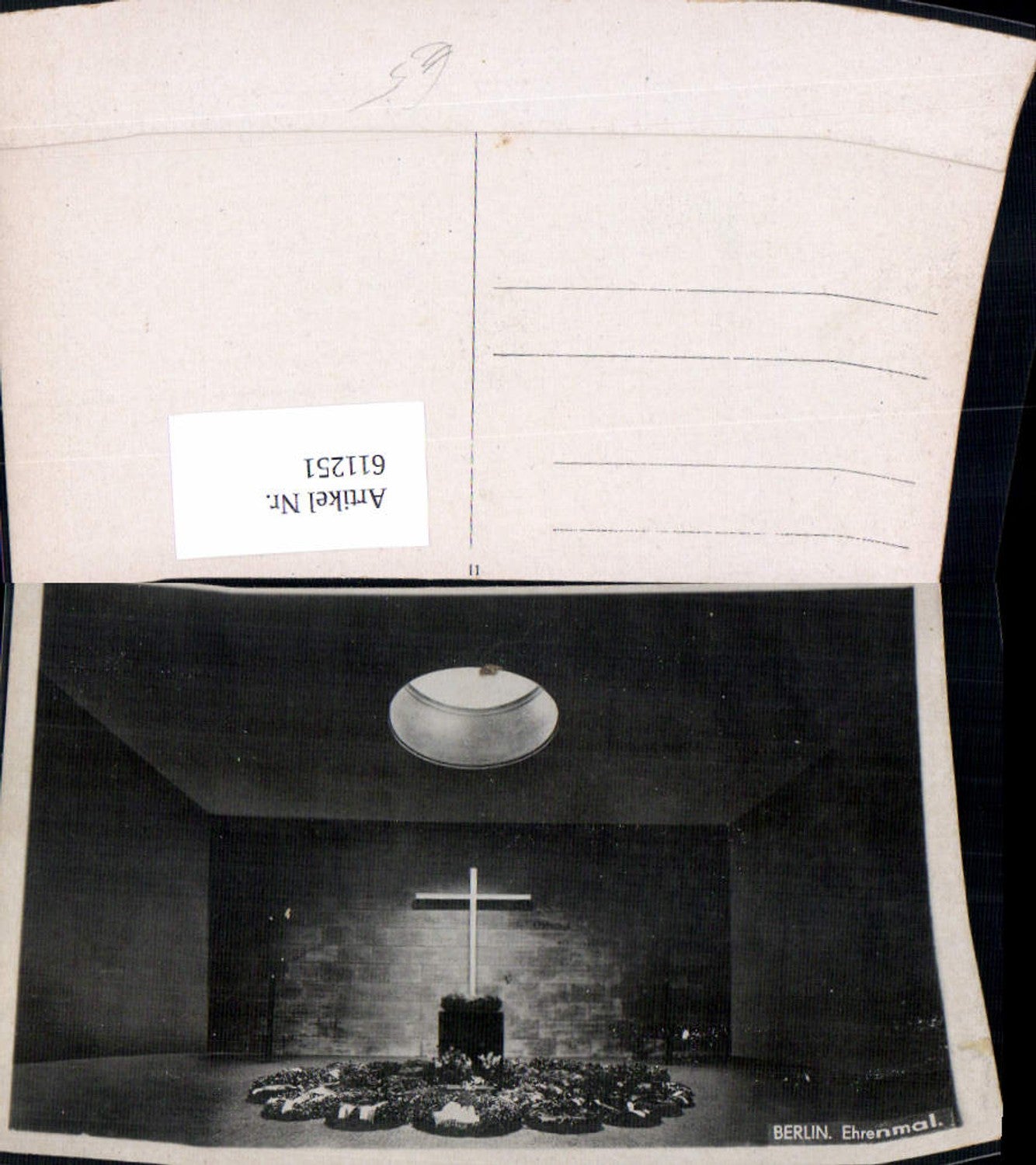 611251,Berlin Ehrenmal Kreuz Kränze
