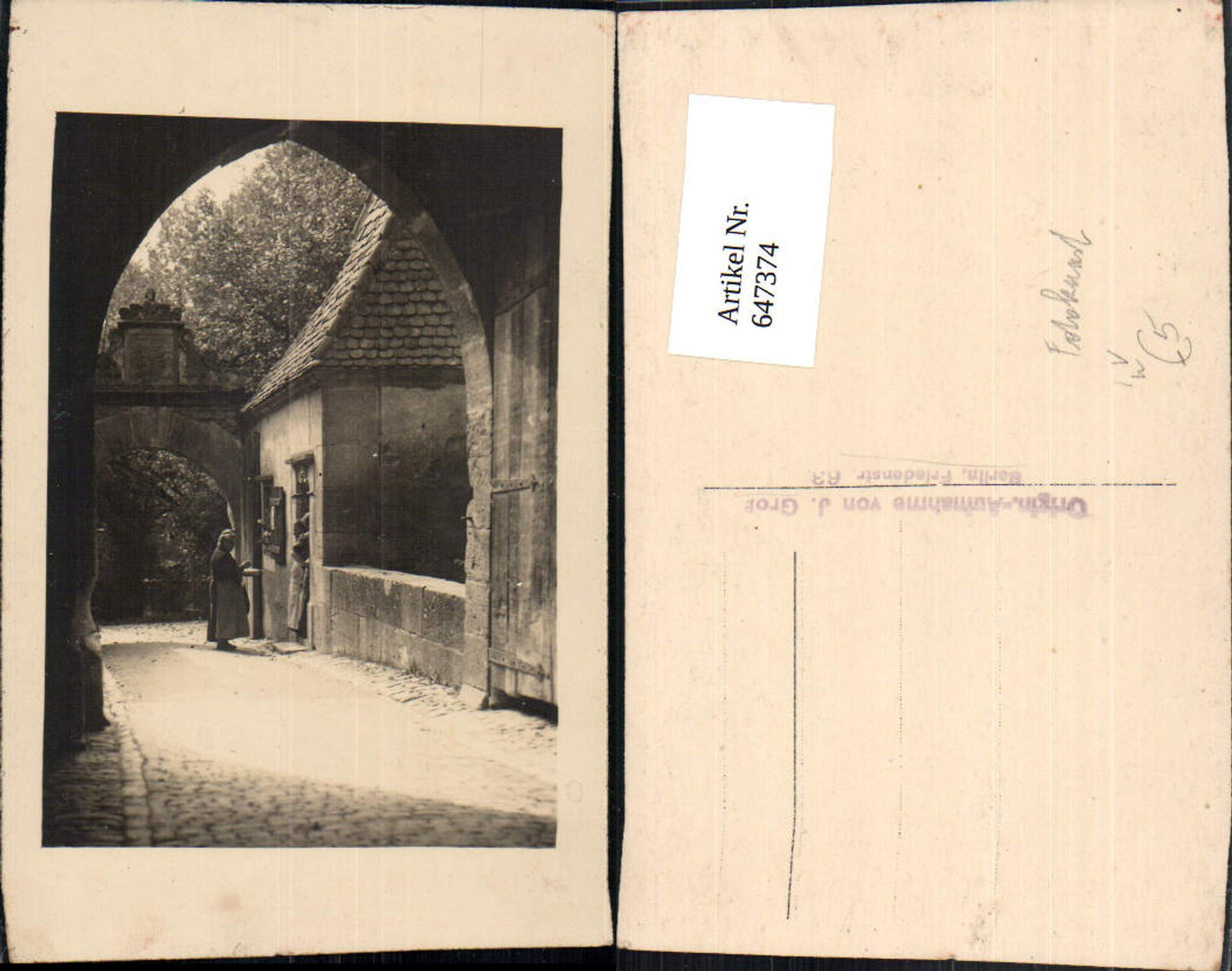647374,Fotokunst J. Groß Berlin Friedenstraße Frauen in Gasse b. Tür