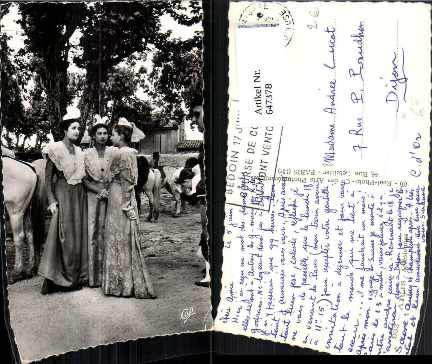 647378,Fotokunst Frauen Kleider Mode Pferde Arles Arlesiennes France